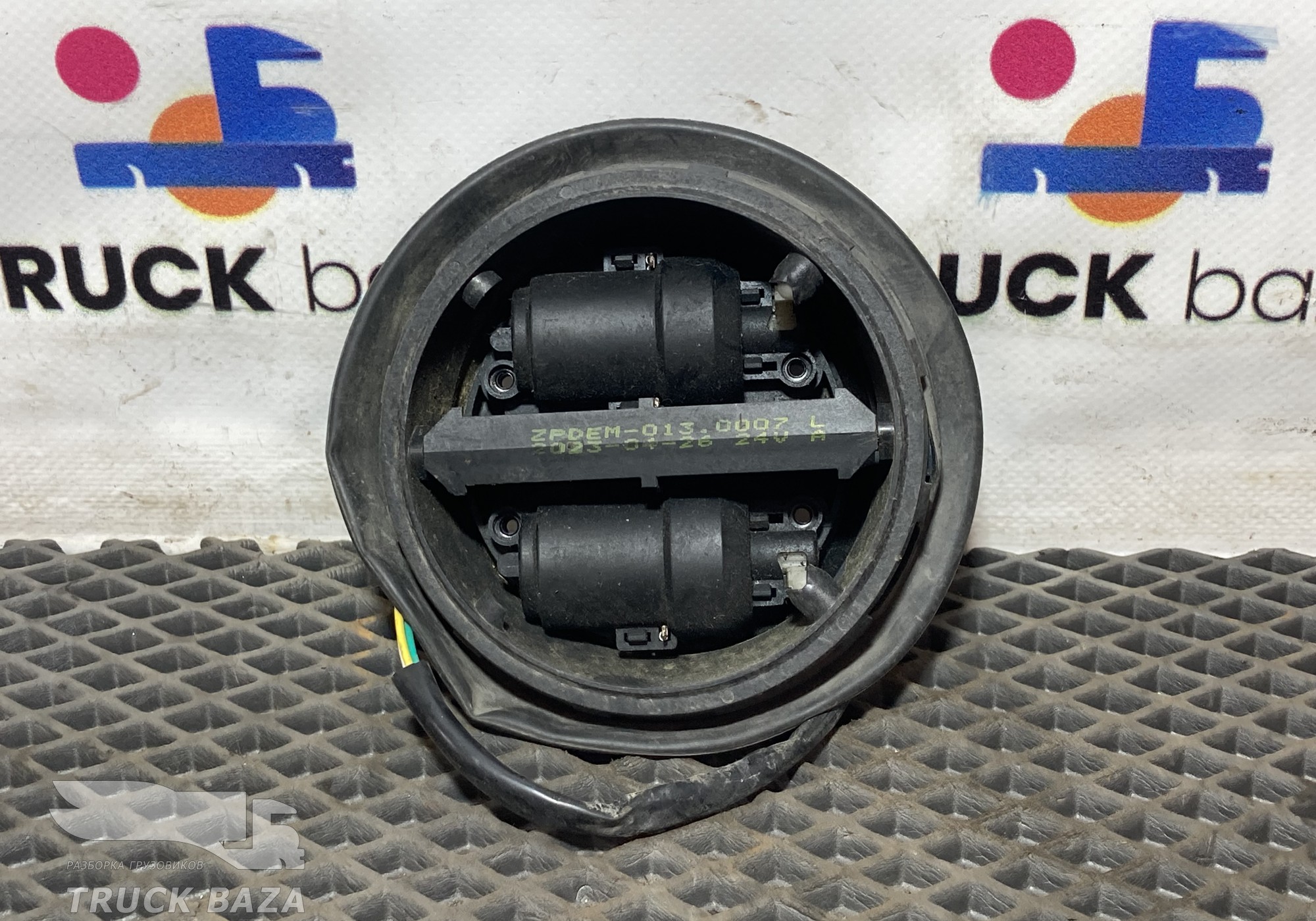 Моторчик зеркала левого для Sinotruk Sitrak C7H