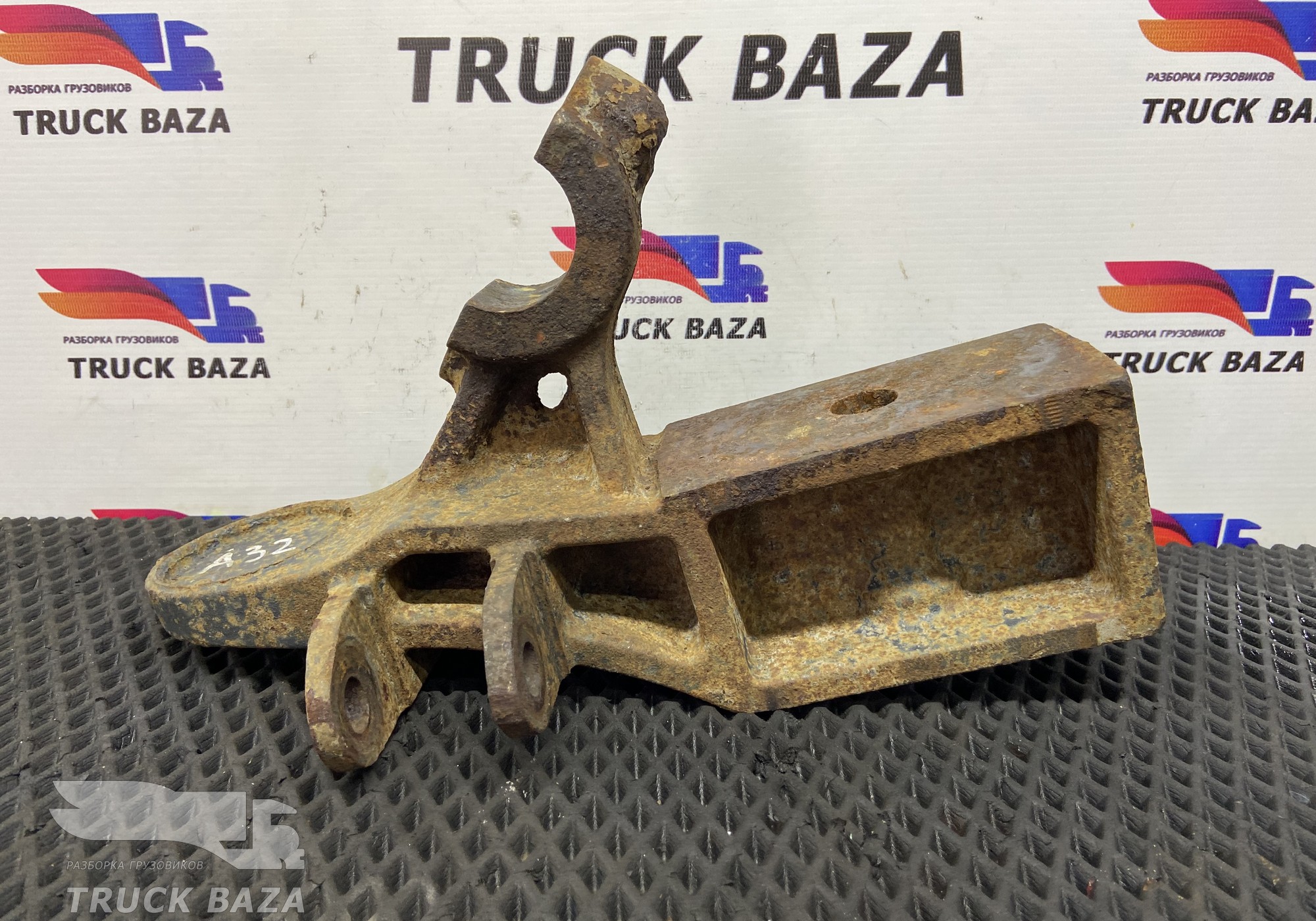 A943323784 Кронштейн переднего стабилизатора правый для Mercedes-Benz Axor