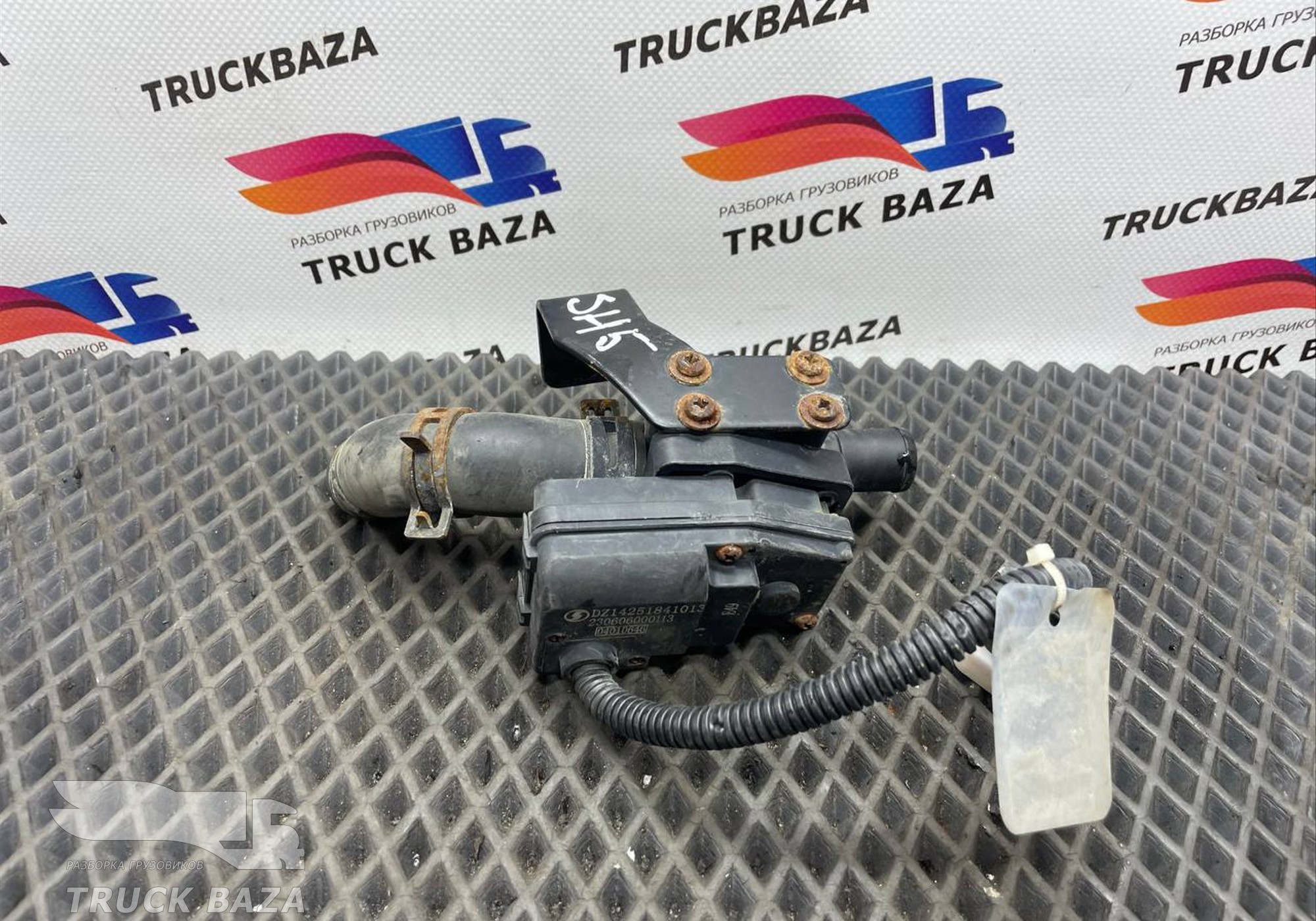 DZ14251841013 Кран печки для Shacman X3000 (с 2014)