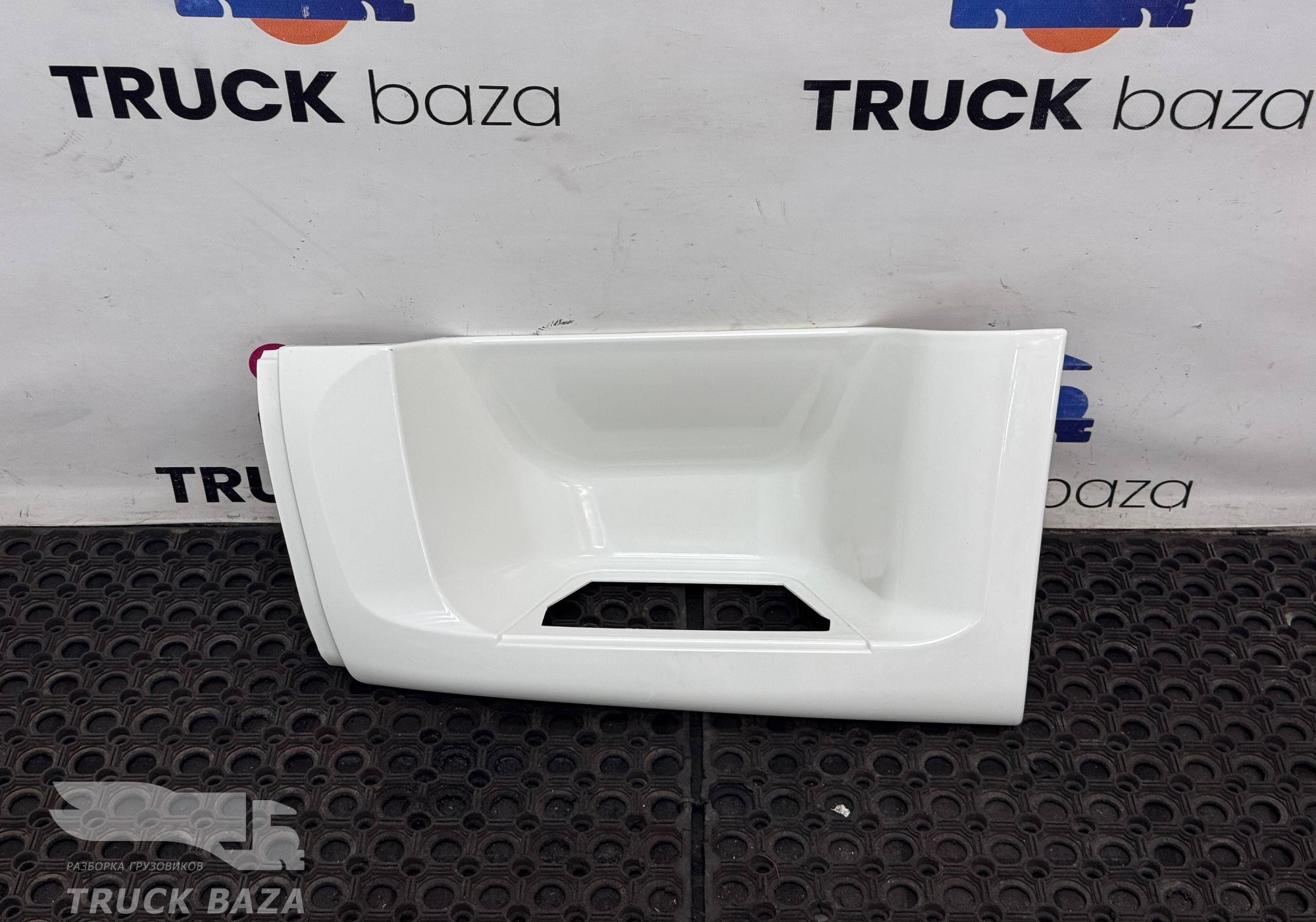 1642682 Корпус подножки левой