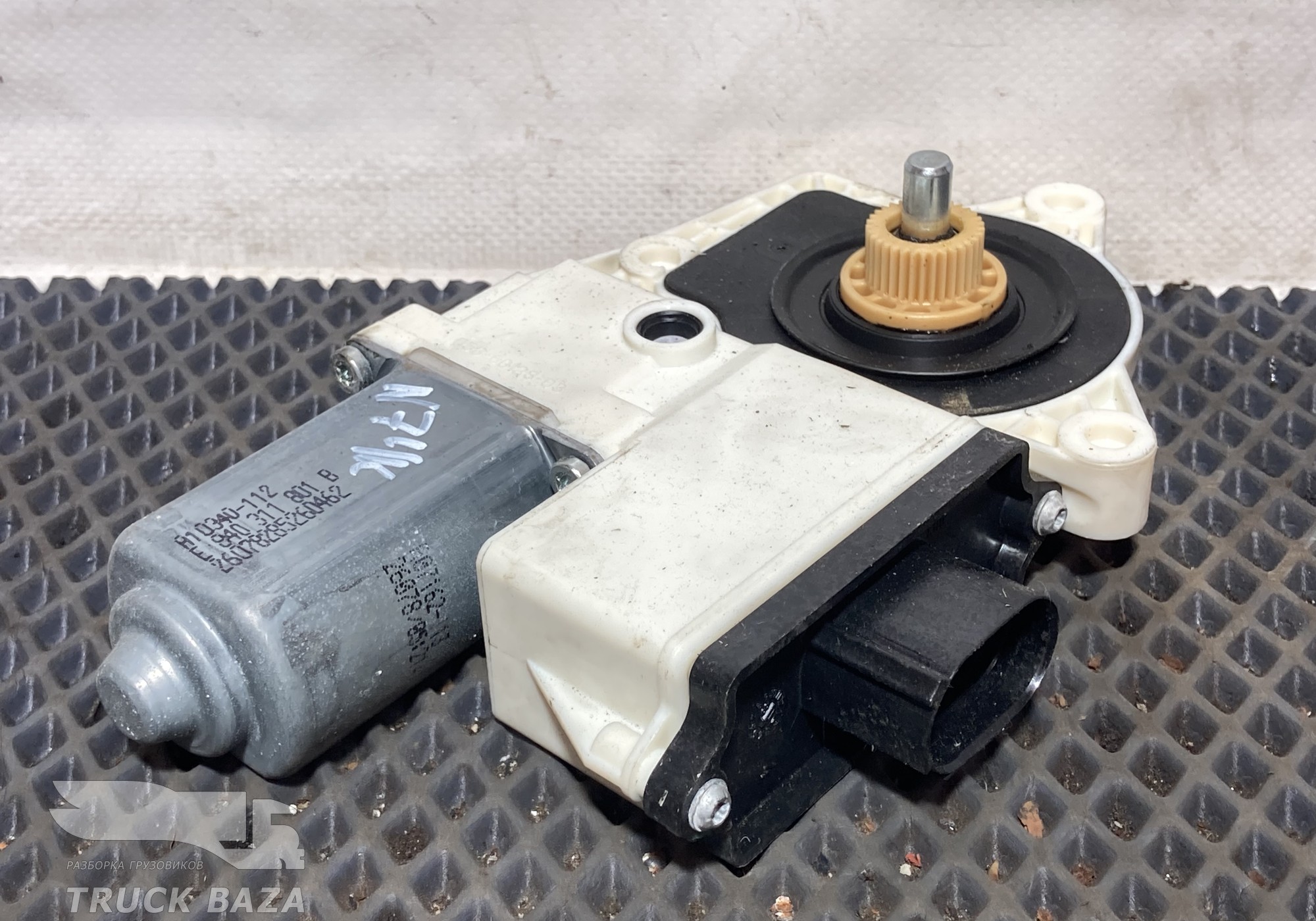 81259706107 Моторчик стеклоподъемника левый для Man TGL II (с 2008)