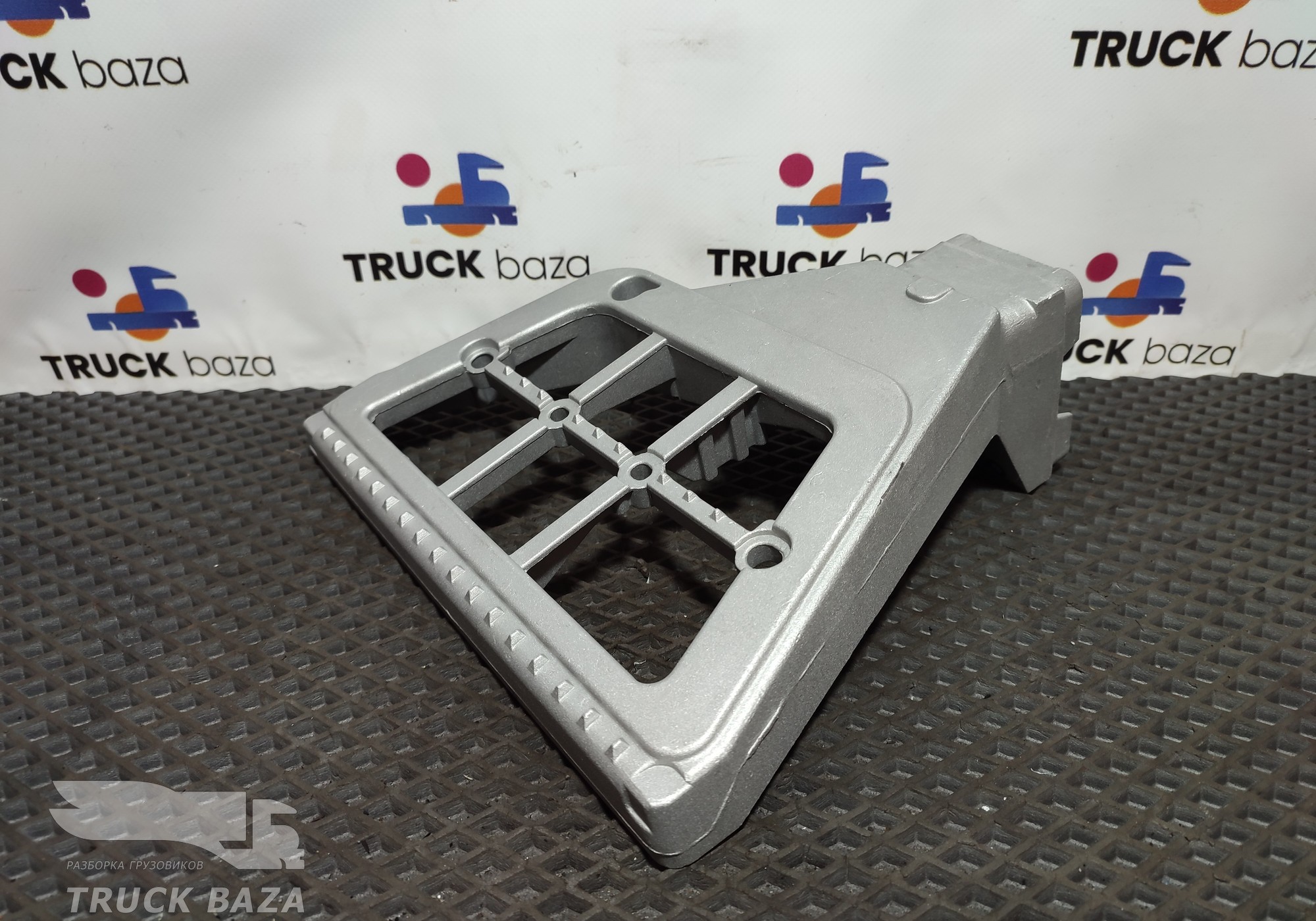1641631 Кронштейн подножки правый для Daf