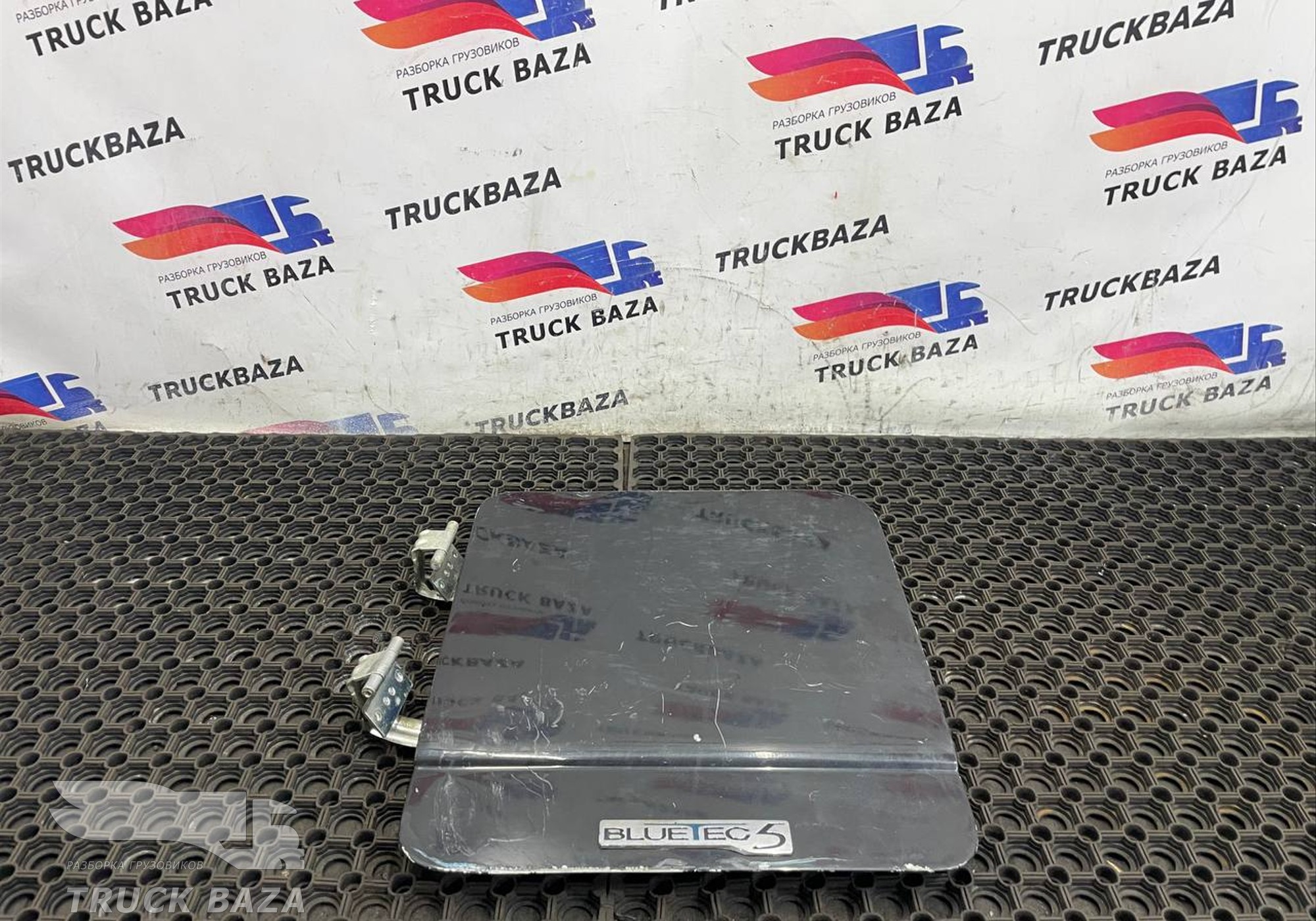 A9437500402 Крышка инструментального ящика левая для Mercedes-Benz Actros MP3 (с 2008)