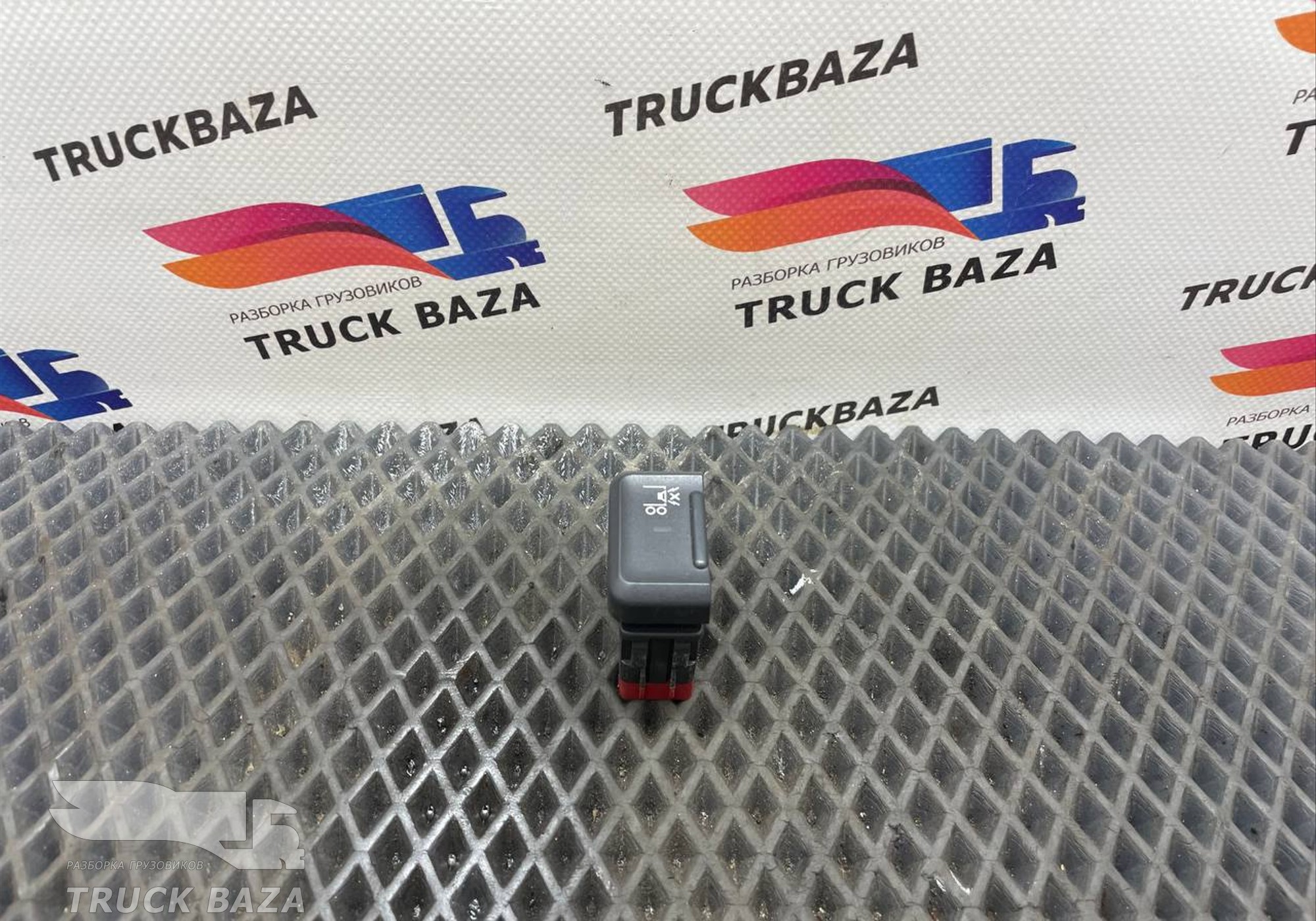 1949714 Кнопка звукового сигнала для Daf XF106 (с 2012)