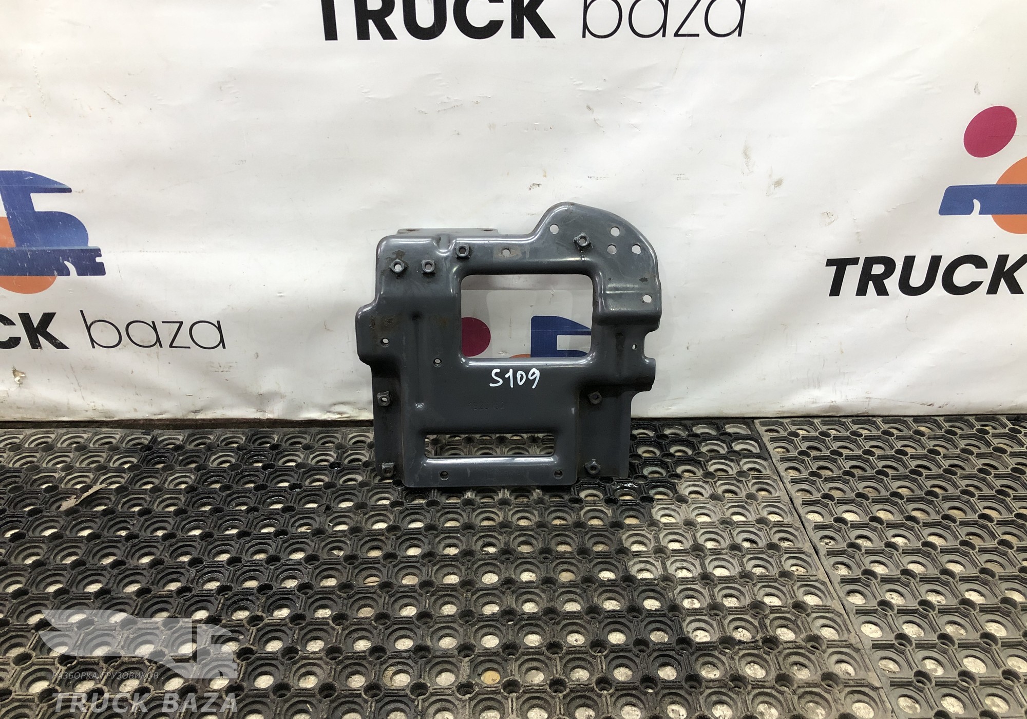 1923152 Кронштейн усилителя бампера левый для Scania