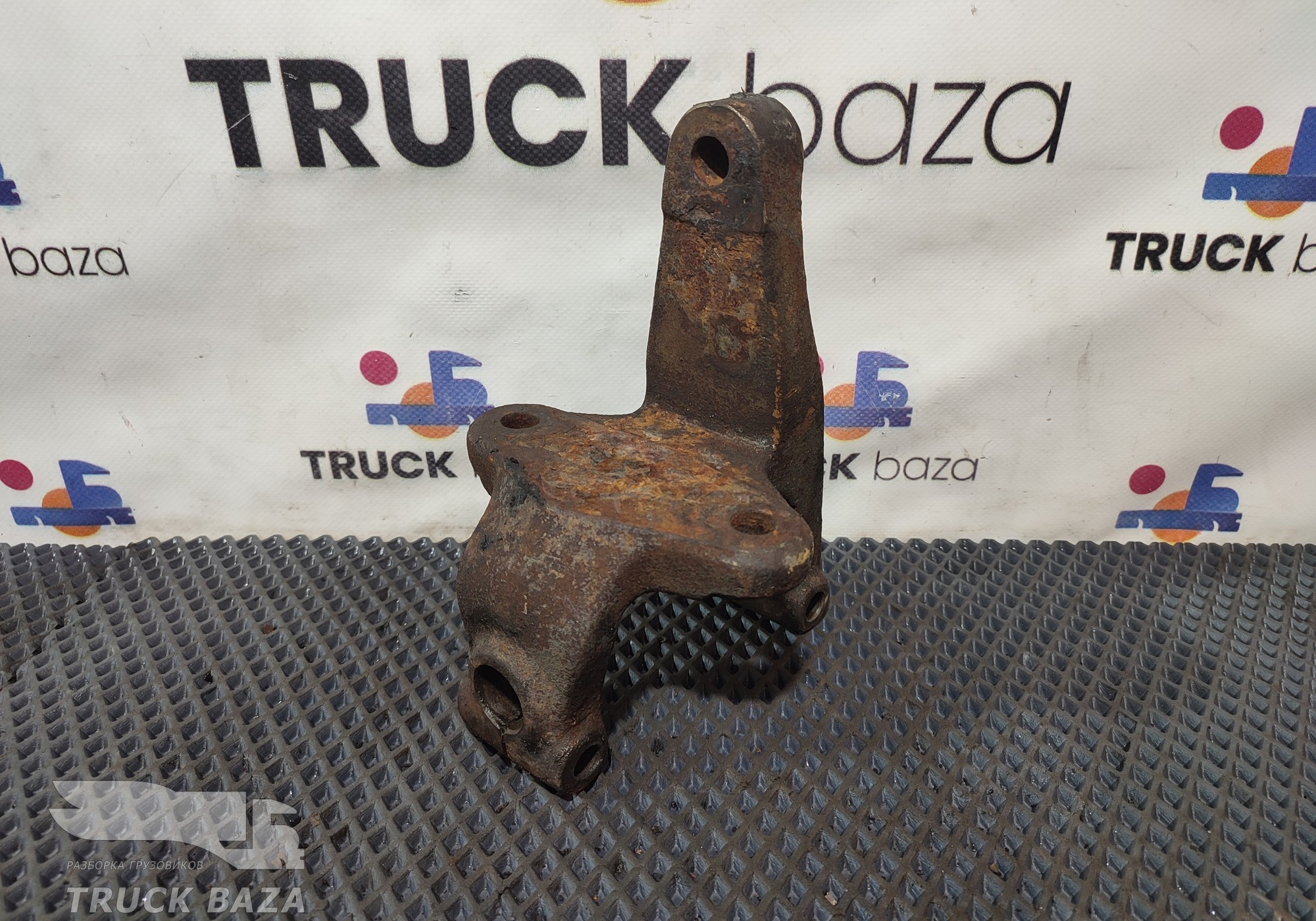 1739455 Кронштейн передней рессоры правый для Scania