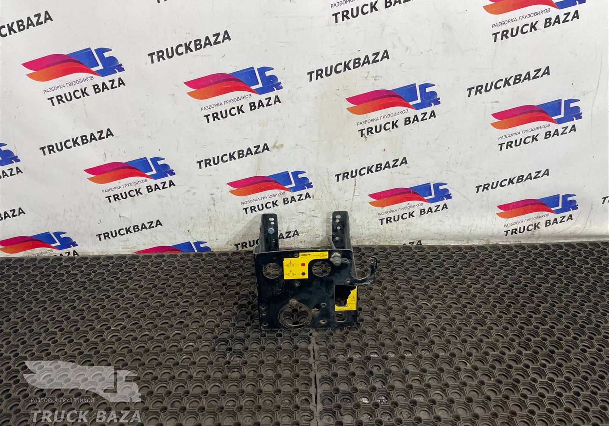 1068737 Кронштейн крана аварийного растормаживания для Полуприцепы Schmitz