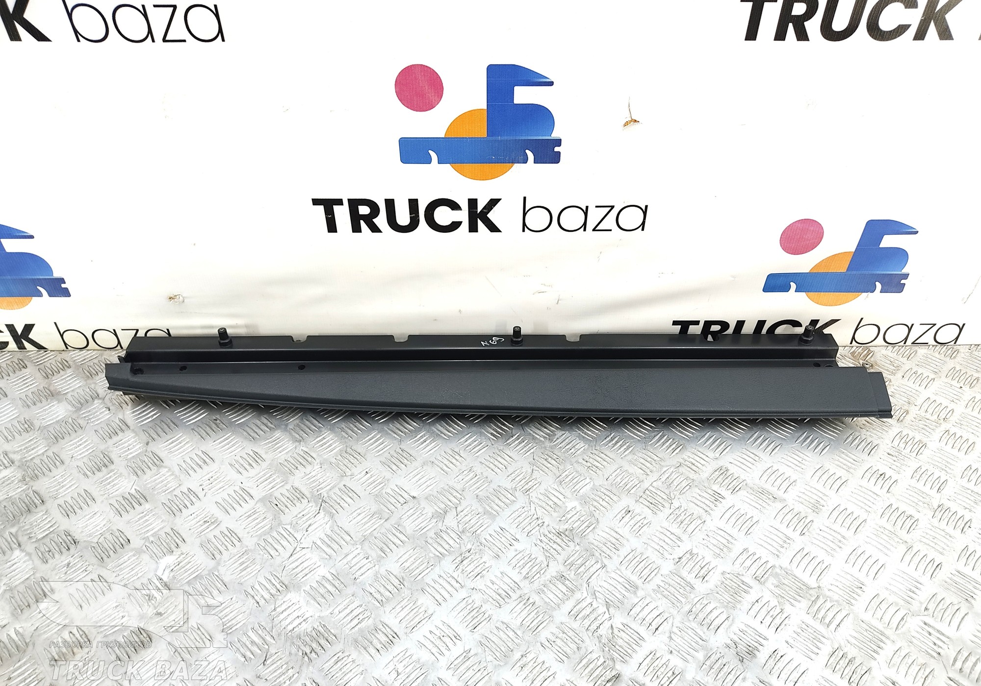 81624300131 Накладка солнцезащитной шторки левая для Man TGX II (с 2012)