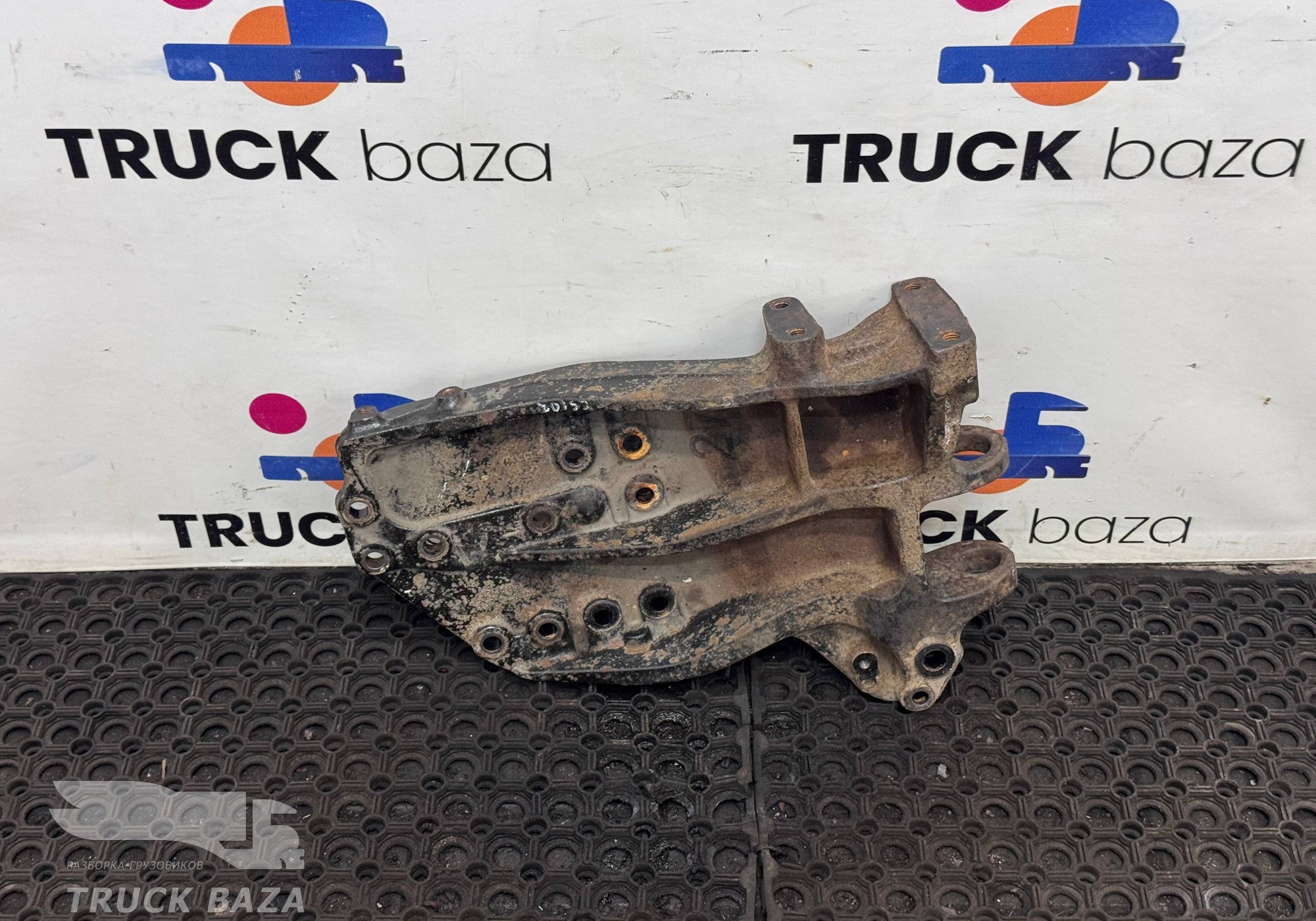 1846827 Кронштейн переднего бампера правый для Scania