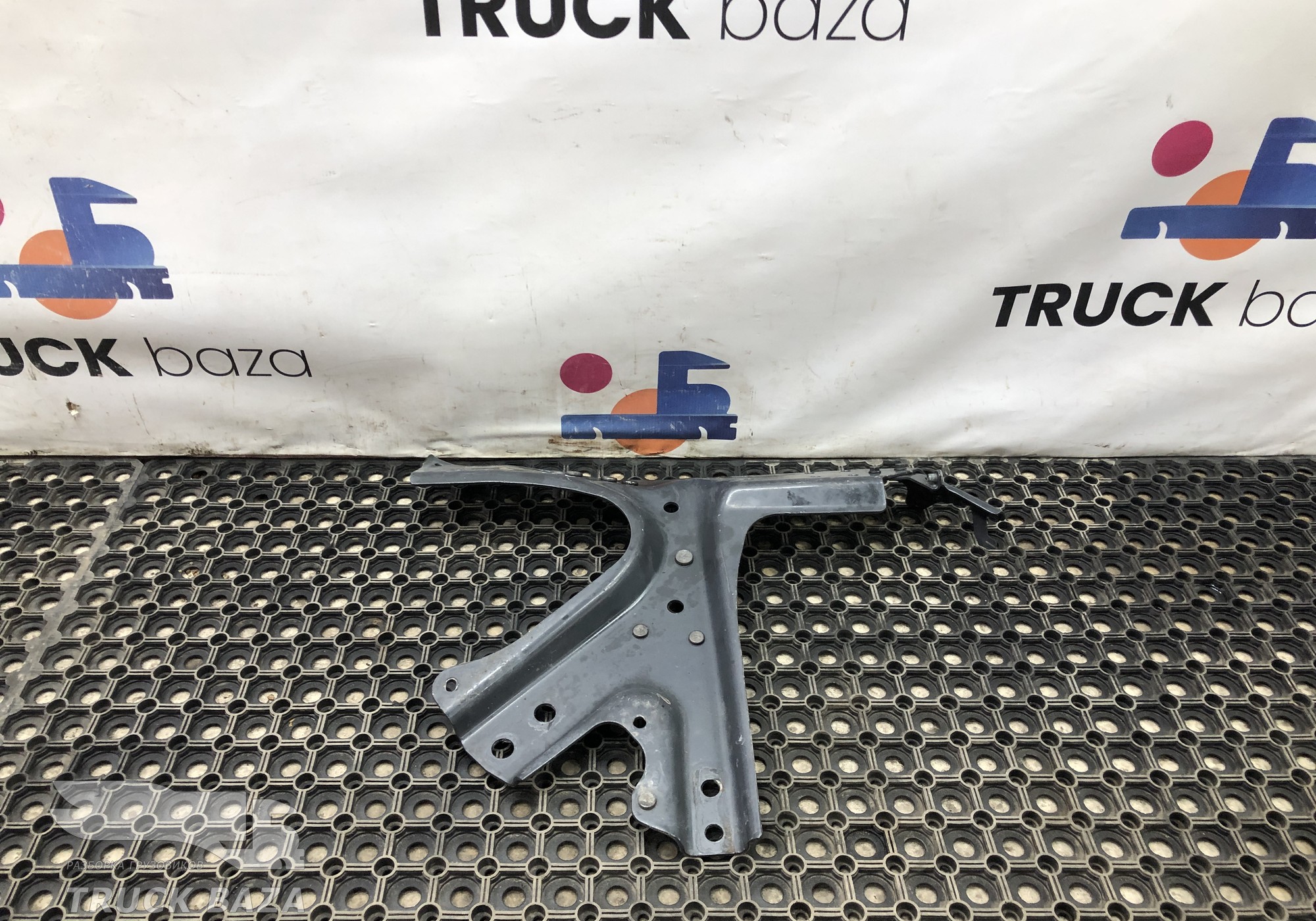 2790473 Кронштейн подножки левый