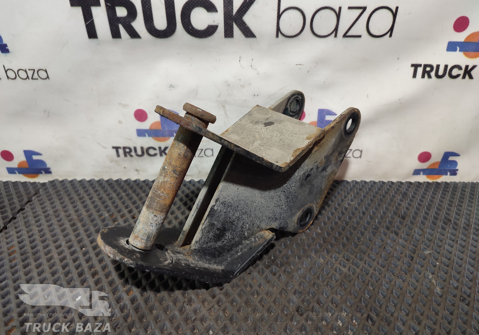 9303100358 Ответная часть замка кабины