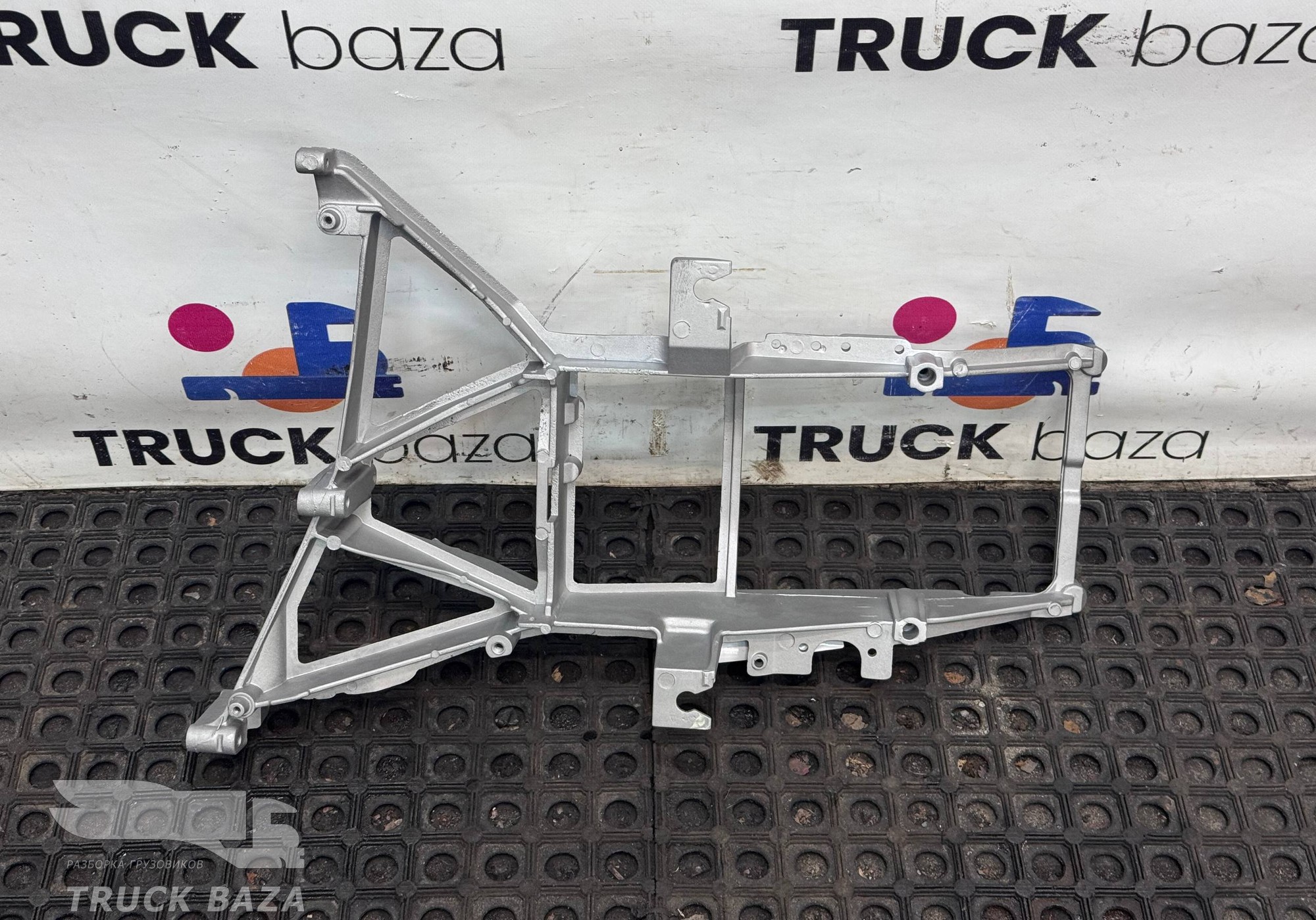 1862945 Кронштейн фары левой для Daf XF95