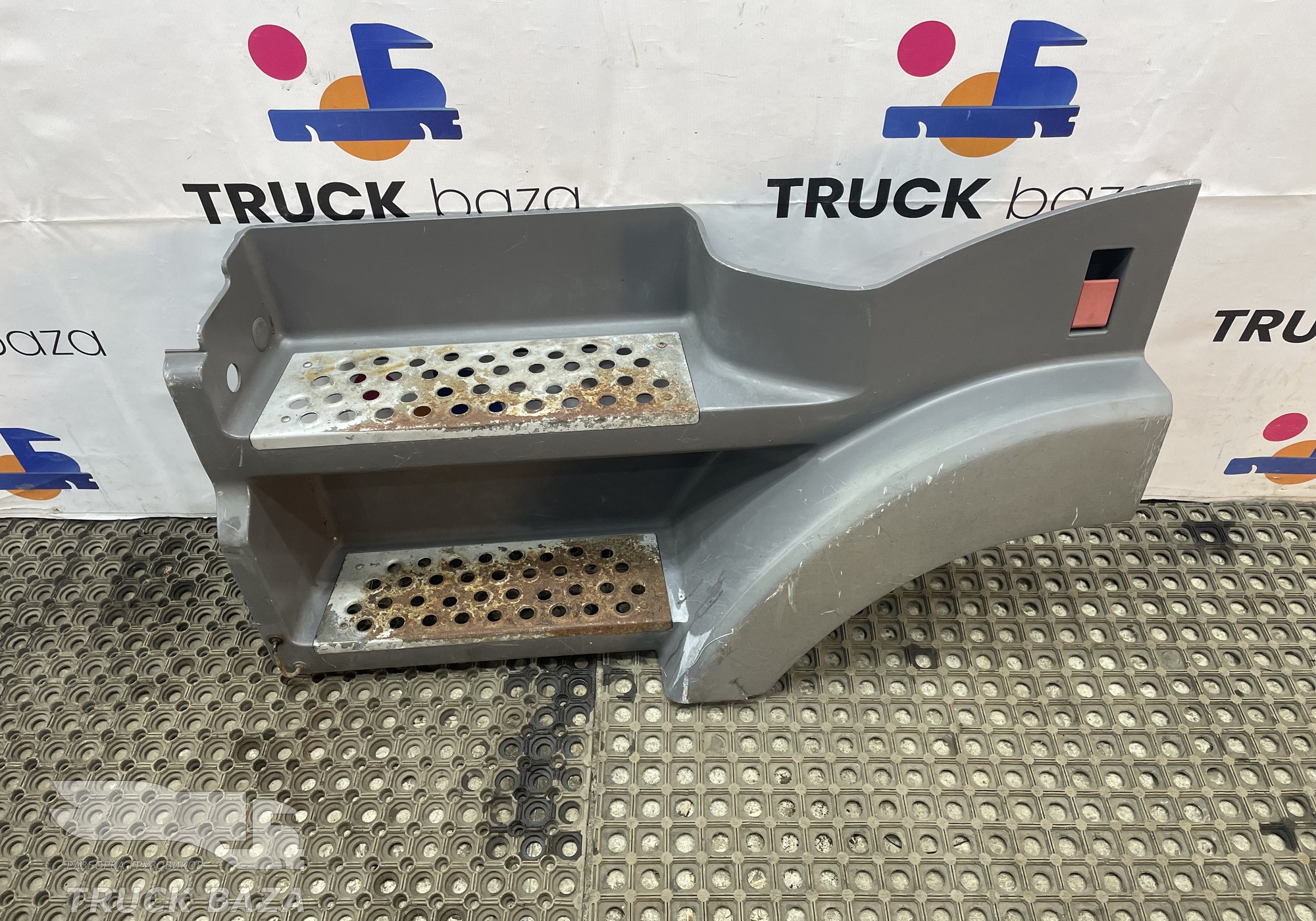 A9416661901 Корпус подножек левый