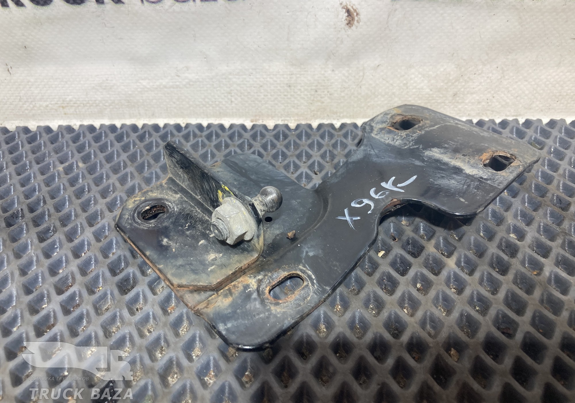 Кронштейн амортизатора капота для Daf XF105 (с 2005)