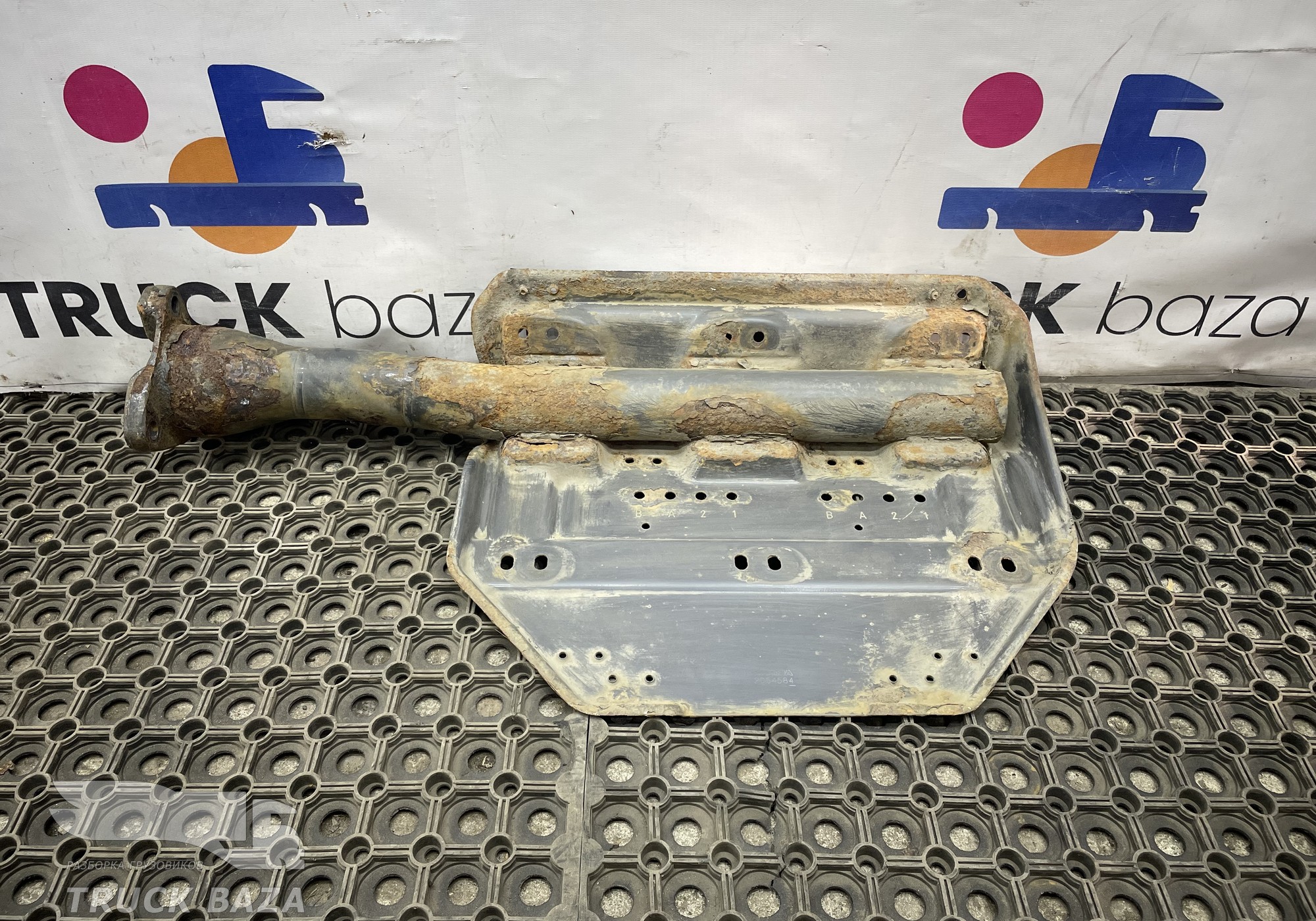 2054584 Кронштейн крыла заднего правого передняя часть