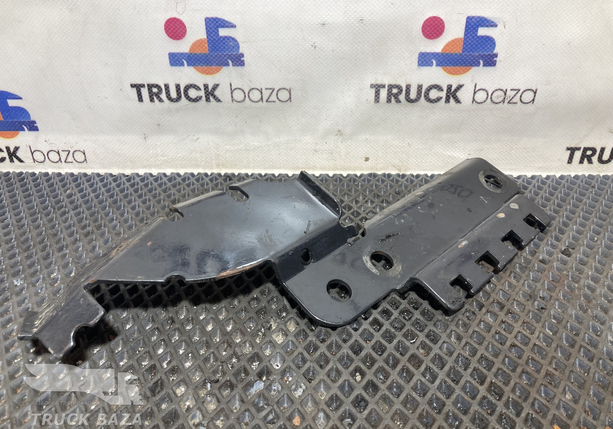 81517150587 Кронштейн тормозных трубок