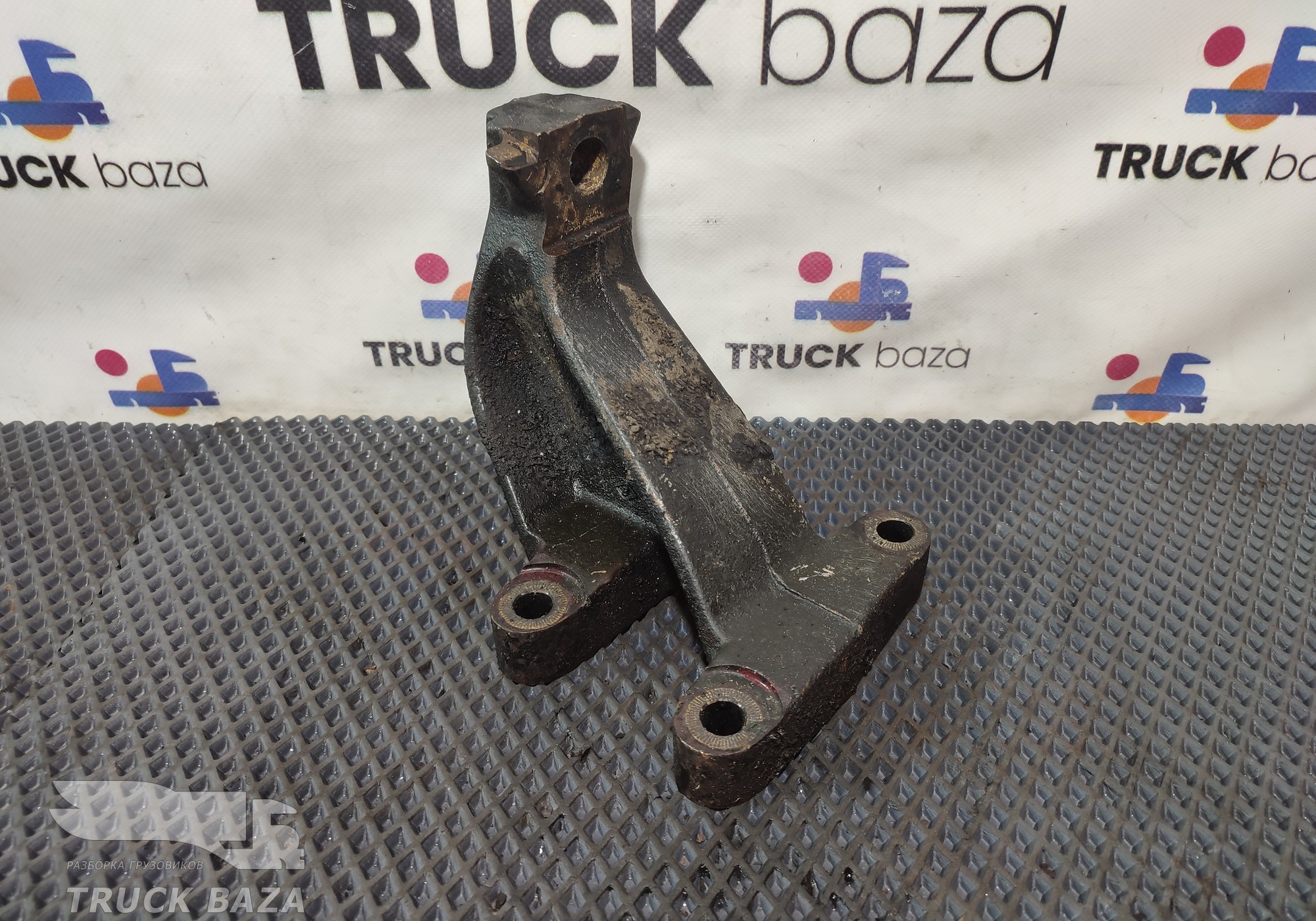 81415063165 Кронштейн двигателя передний левый