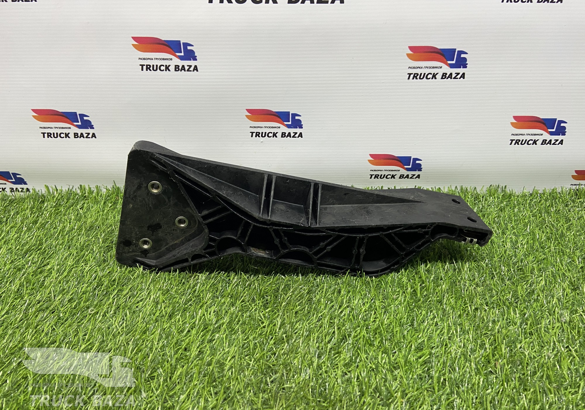 81416140014 Кронштейн переднего бампера правый