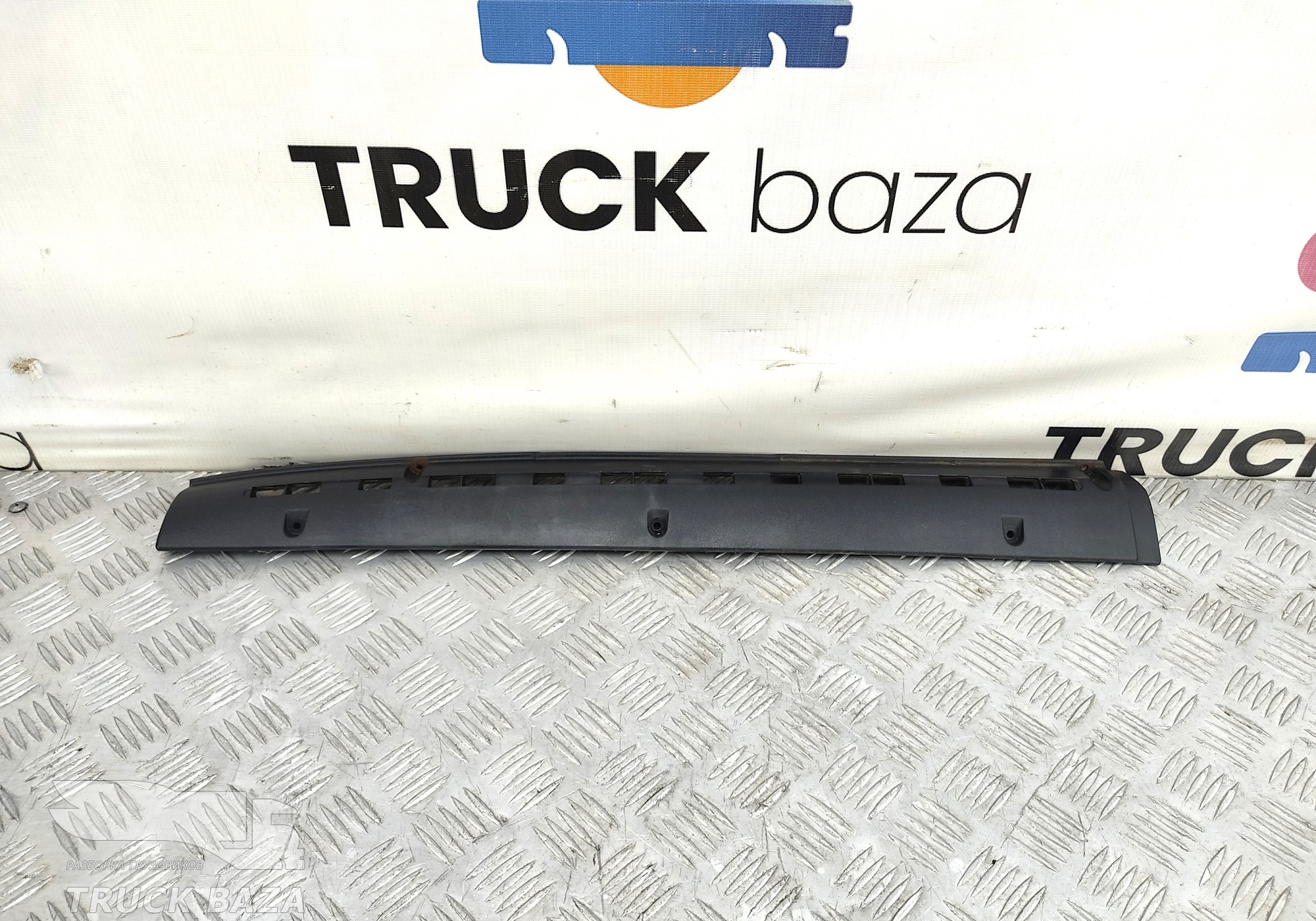 1297409 Накладка торпедо левая