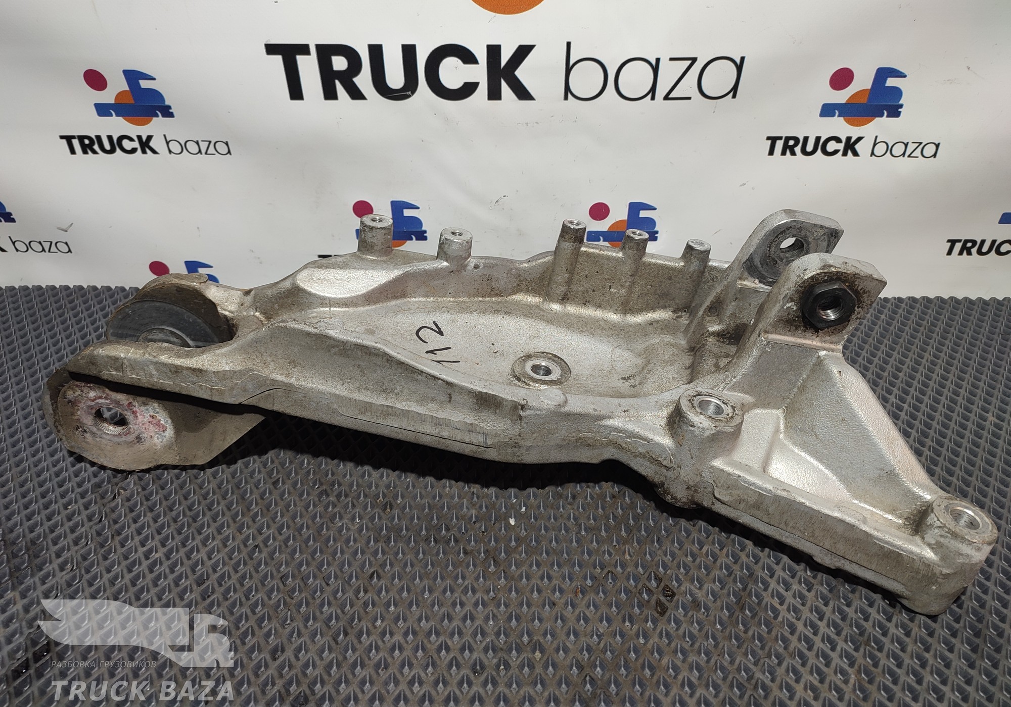 1912829 Кронштейн кабины передний правый