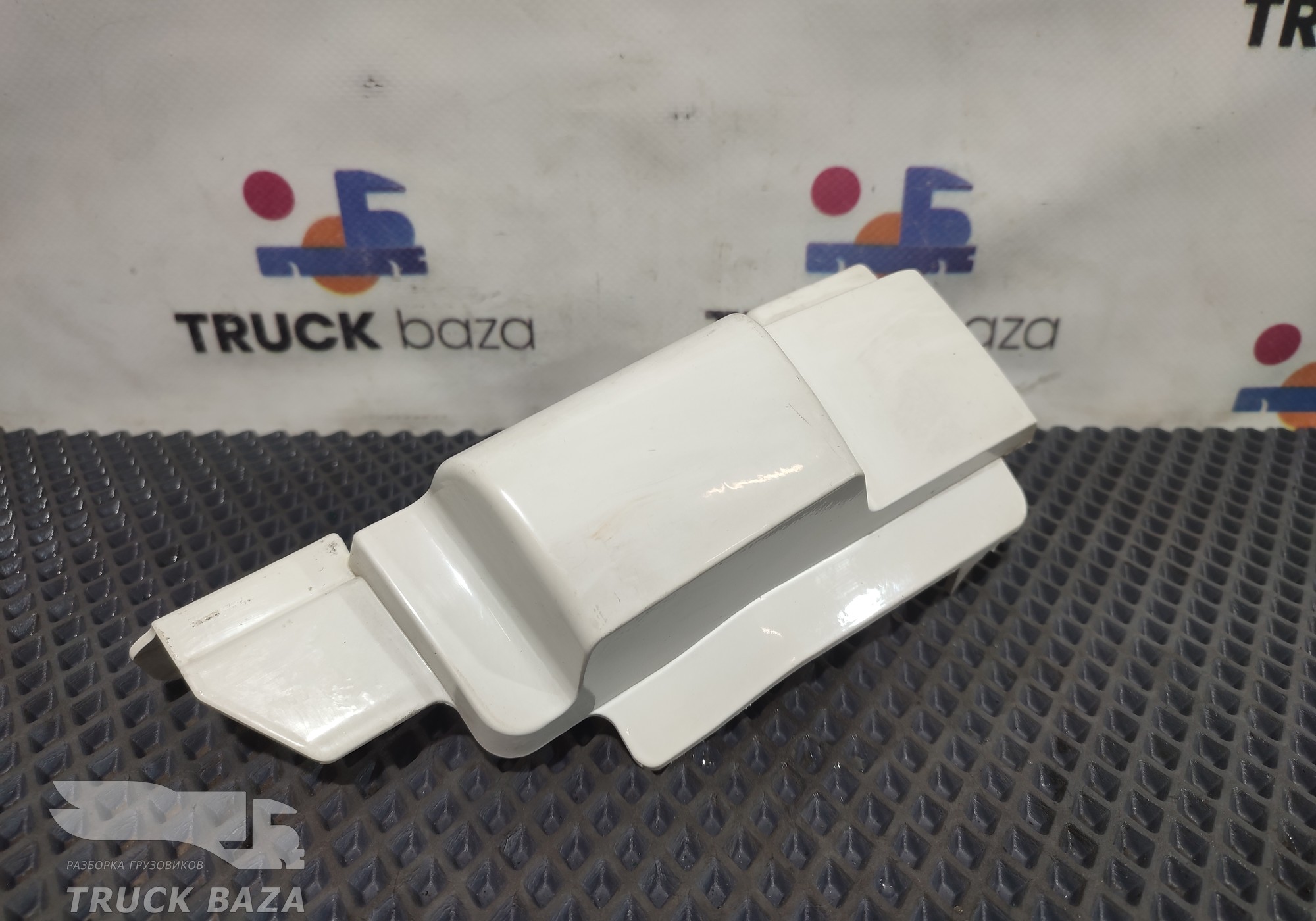 81624100179 Накладка стойки двери левая для Man