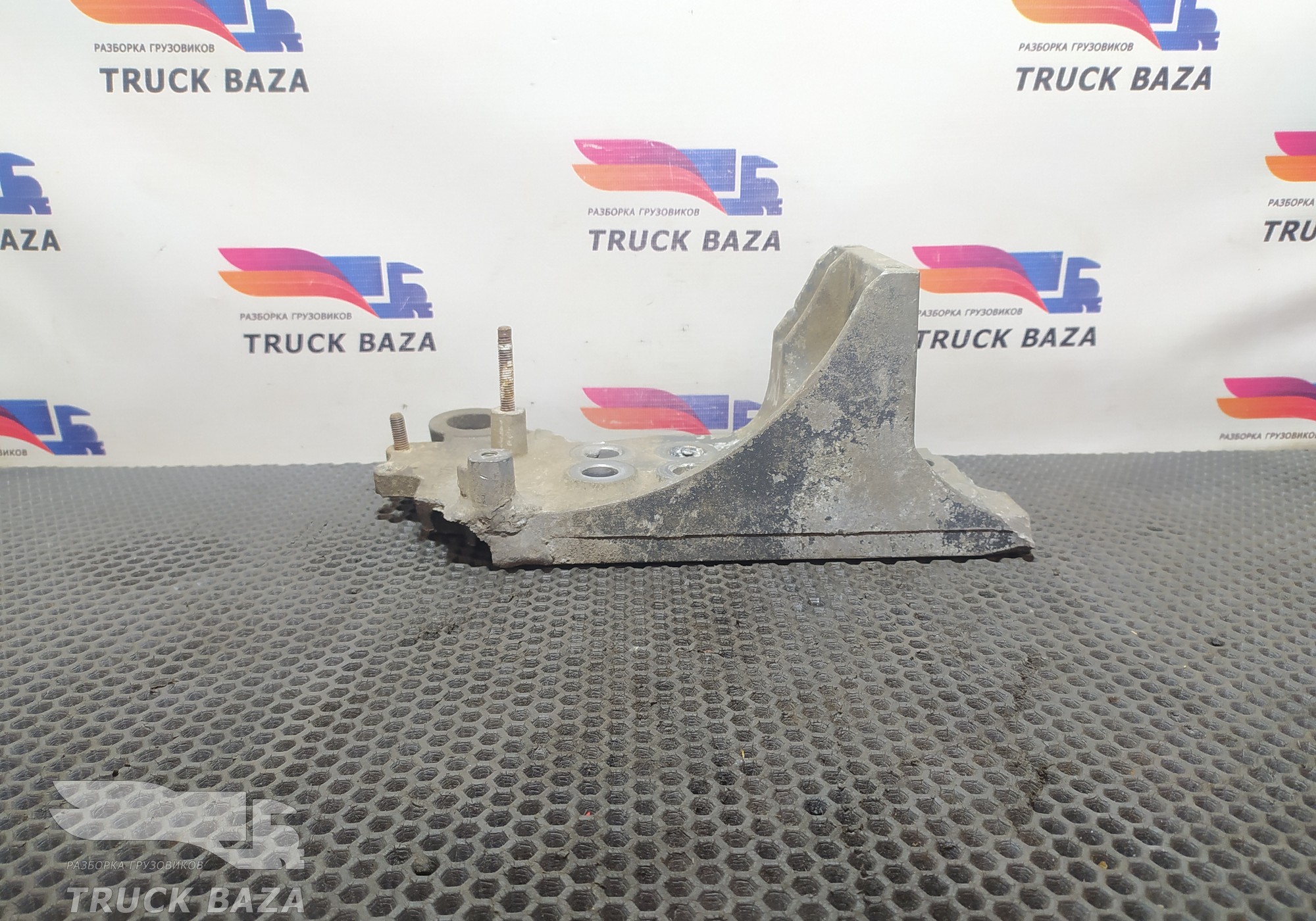 1735003 Кронштейн бампера правый для Daf 95