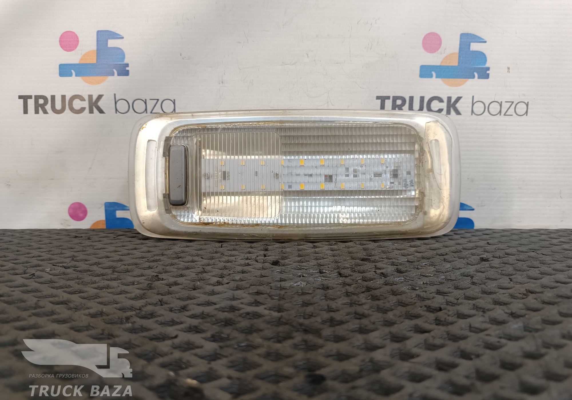 82368365 Плафон внутреннего освещения для Volvo