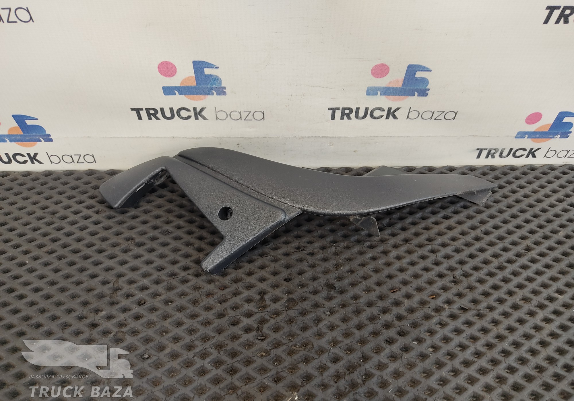 20529672 Накладка стеклоочистителя правая для Volvo