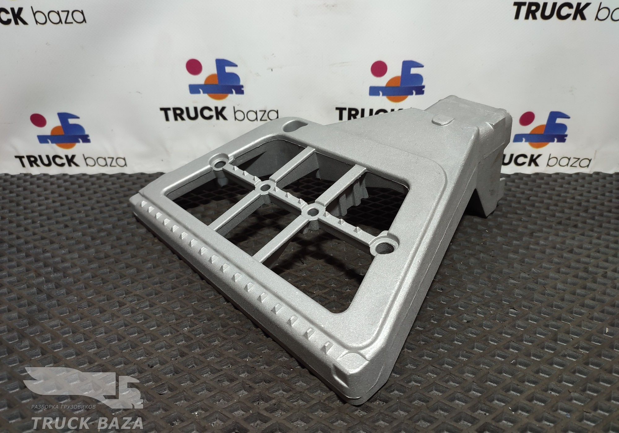 1641631 Кронштейн подножки правый для Daf