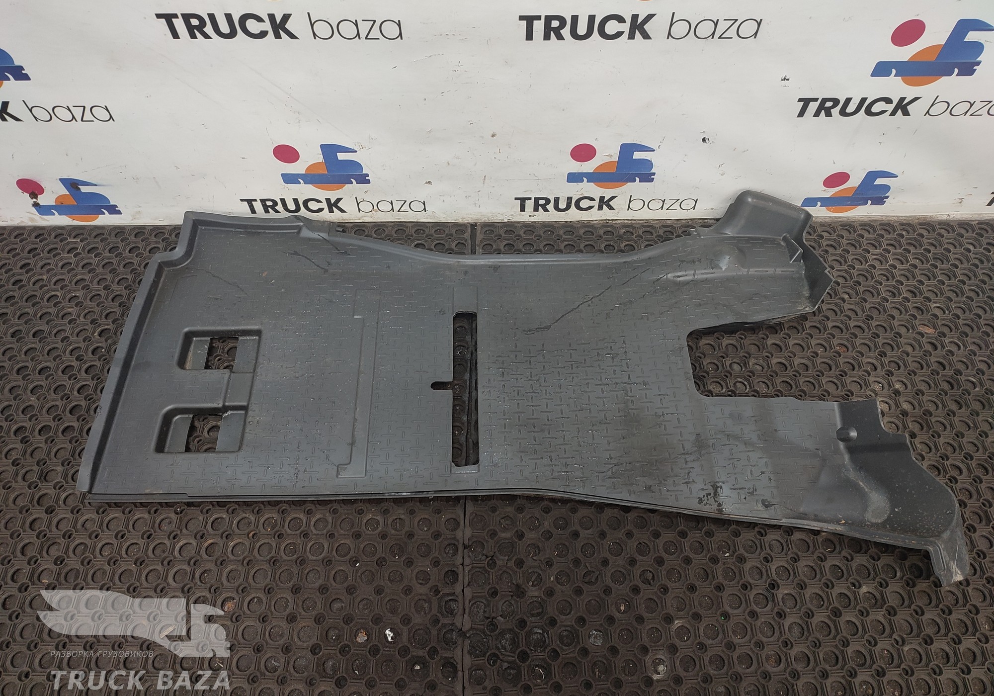 2001447 Коврик кабины передний левый