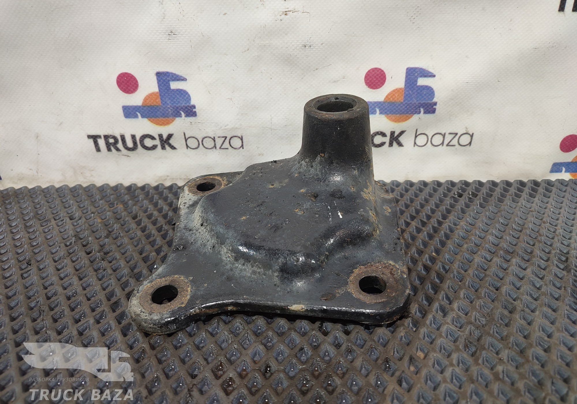 81417203117 Кронштейн цилиндра подъема кабины