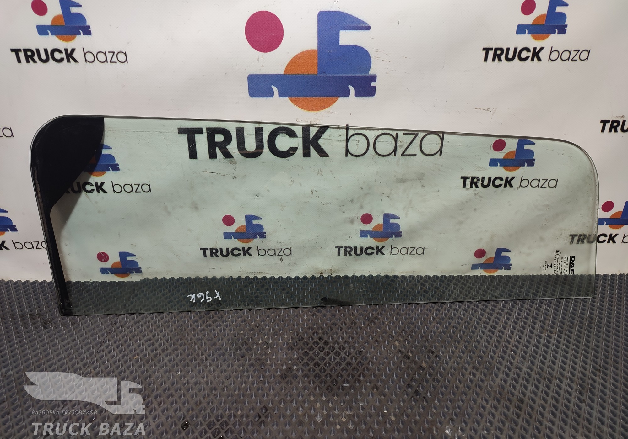 1915977 Форточка двери левой