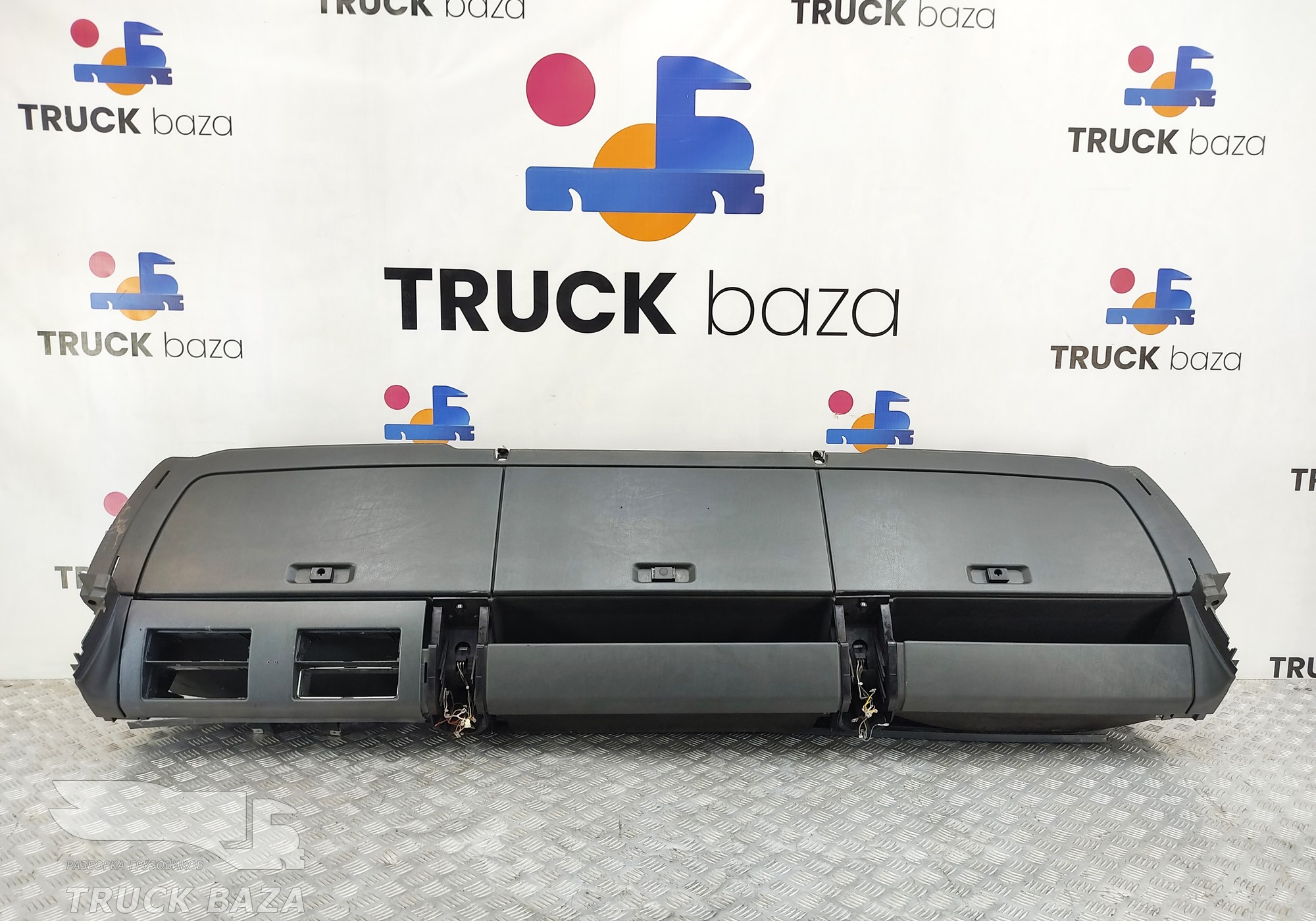 81639030320 Консоль кабины верхняя