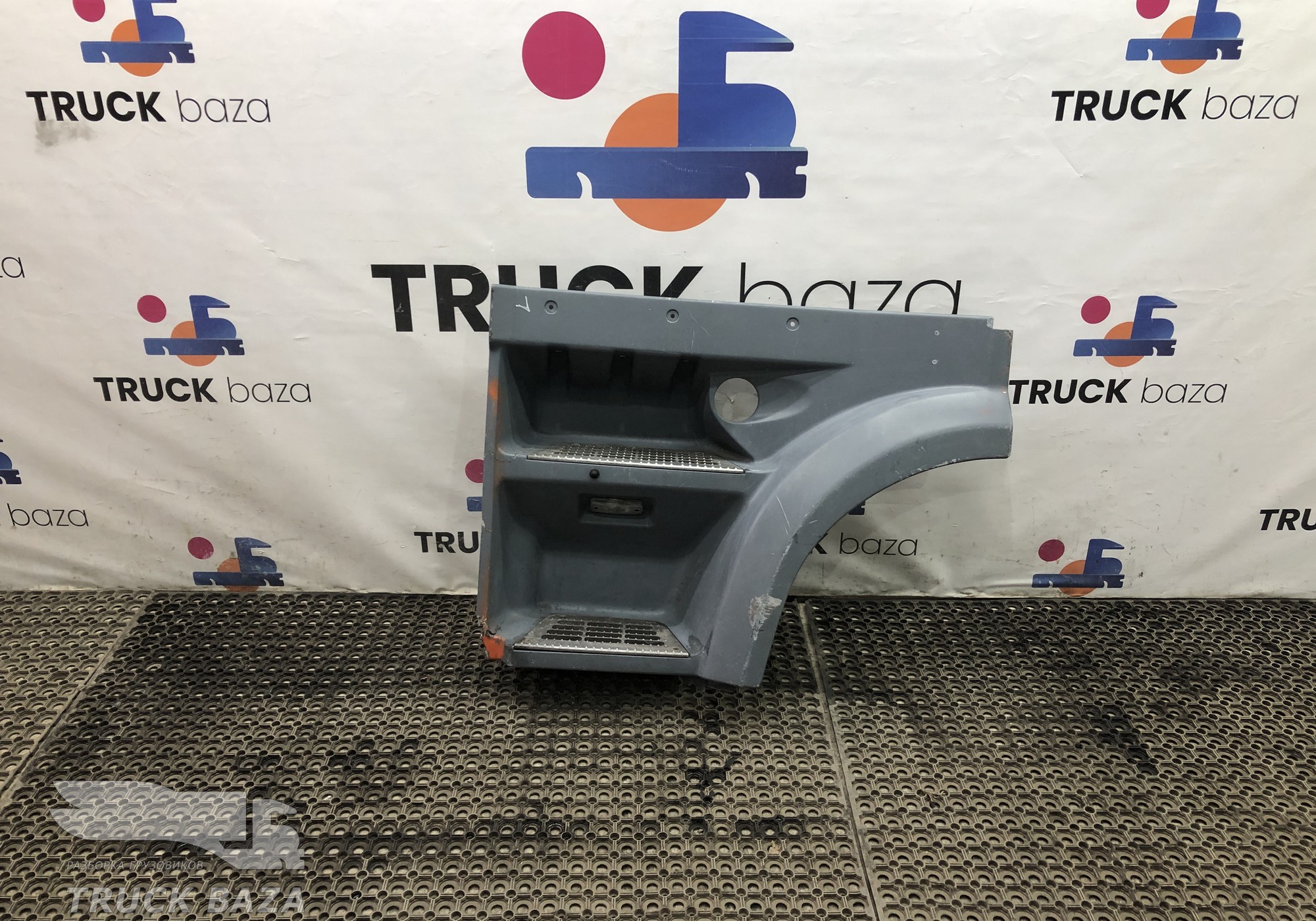 1291172 Корпус подножек левый