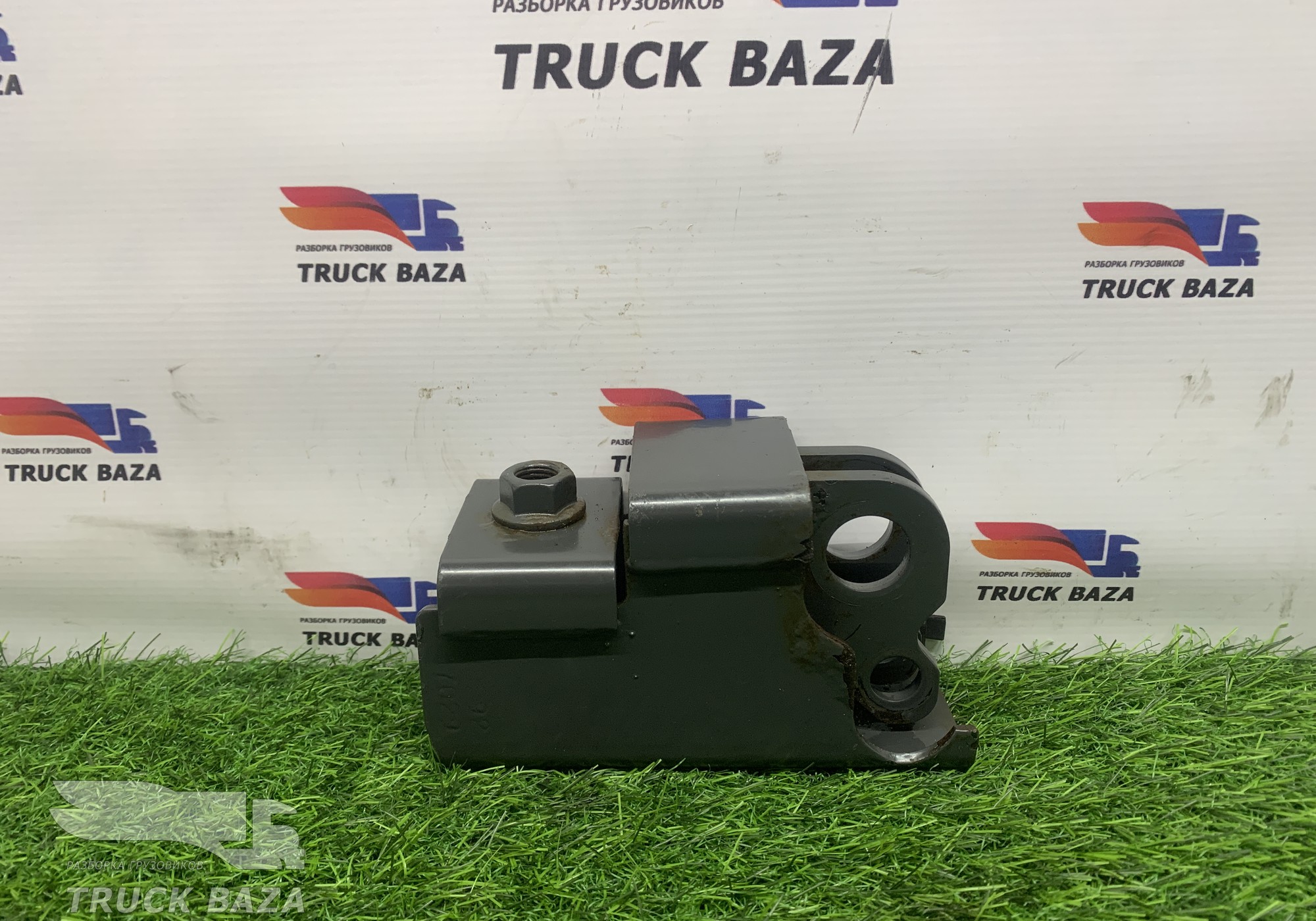 82927029 Кронштейн переднего бампера левый