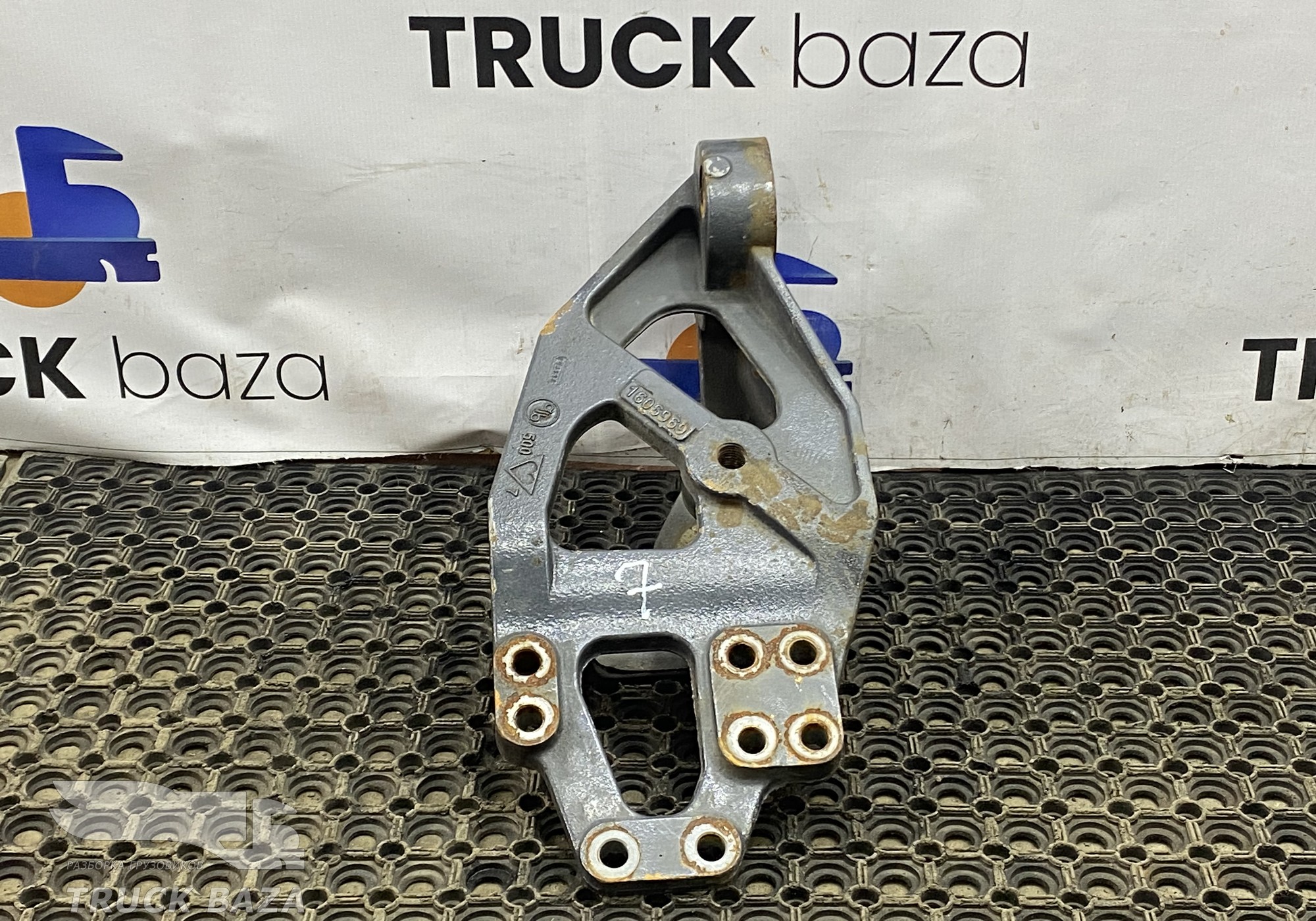 1606969 Кронштейн рессоры передний левый