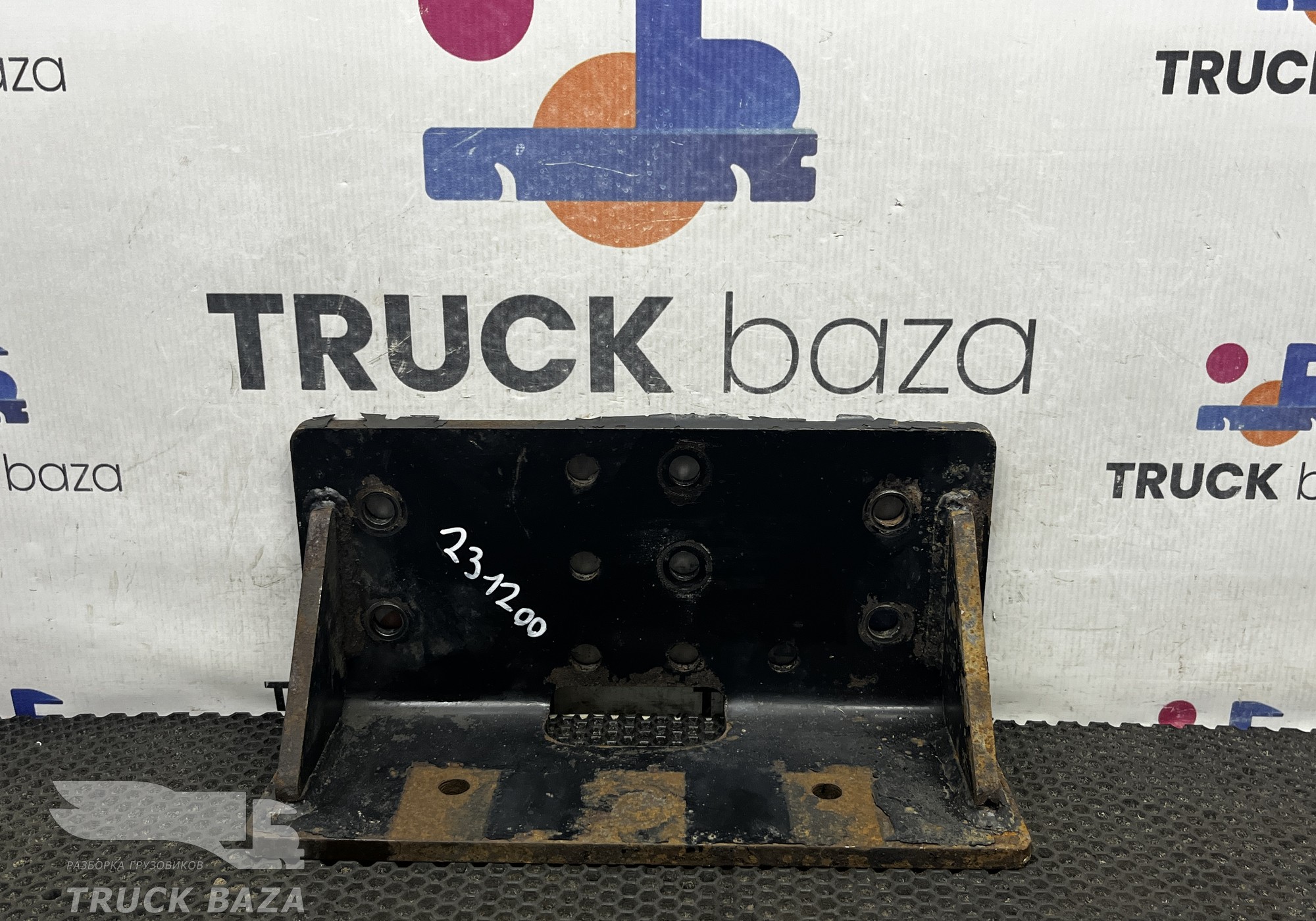 DZ95259263611 Кронштейн раздатки правый для Shacman F3000 (с 2009)