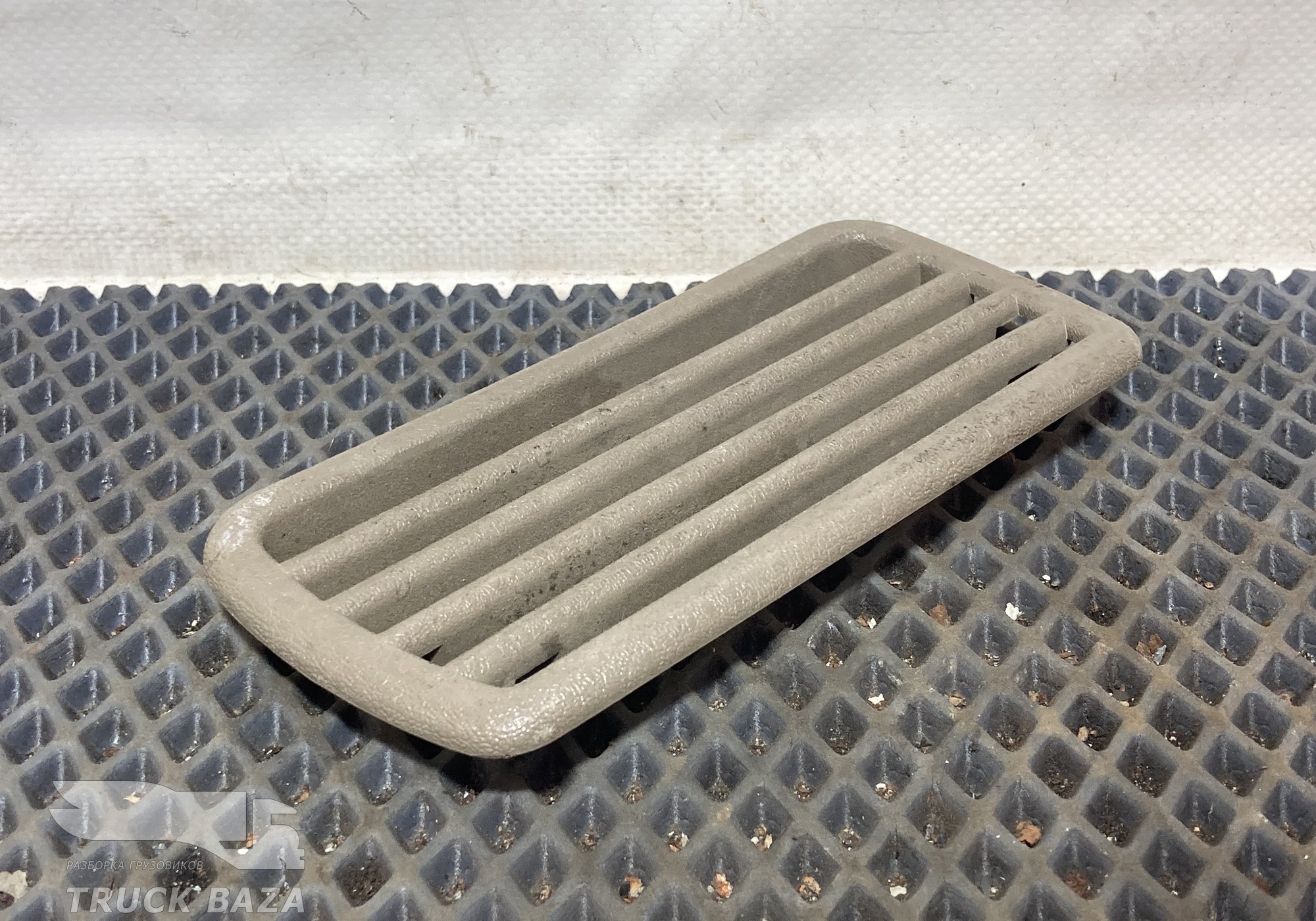 2085443 Решетка задней стенки