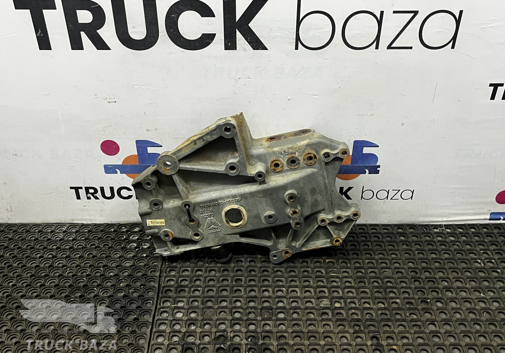 712W413000001 Кронштейн рессоры передней правый для Sinotruk Howo T5G