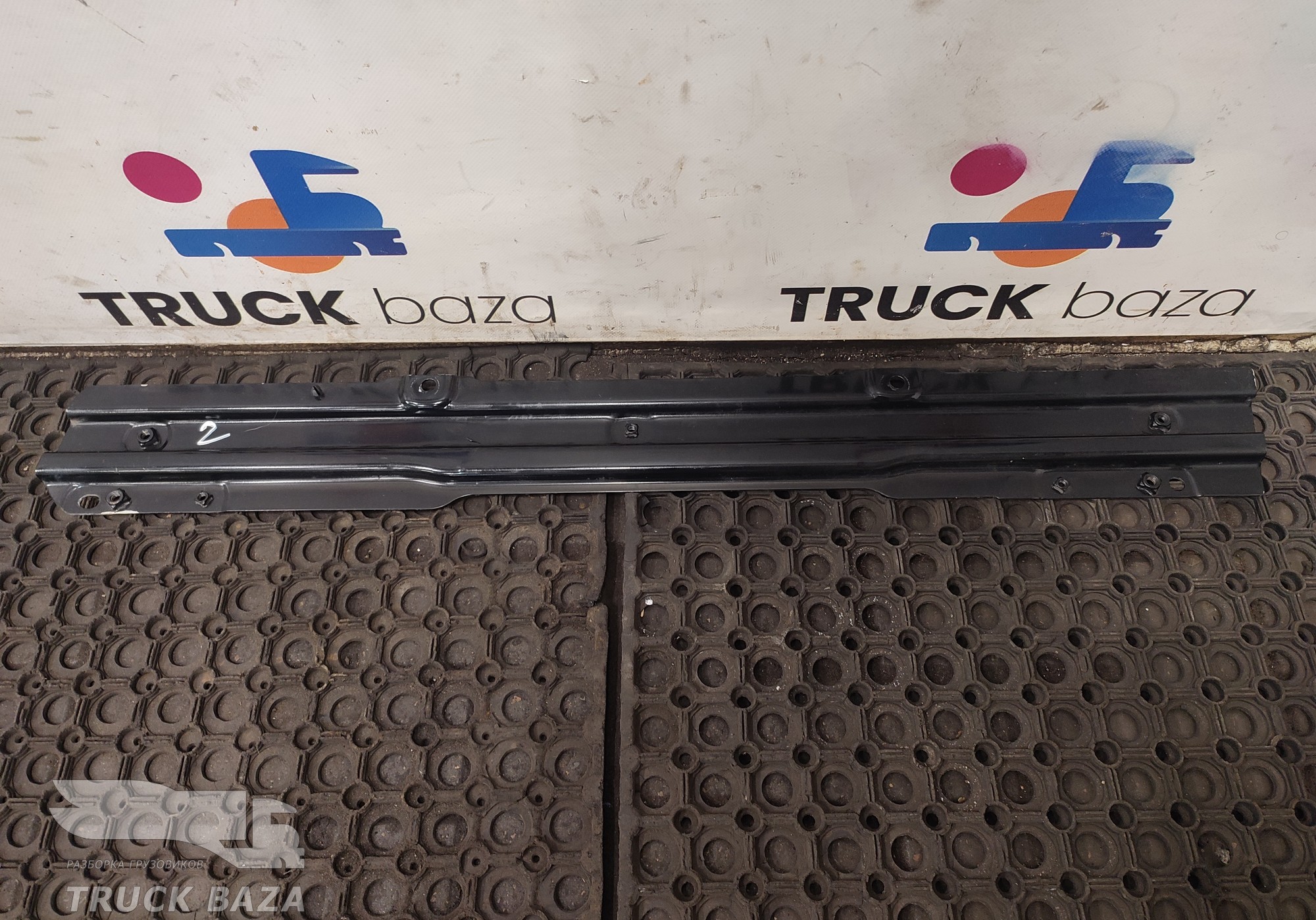 7482224449 Кронштейн обшивки двери левый для Renault T (с 2013)