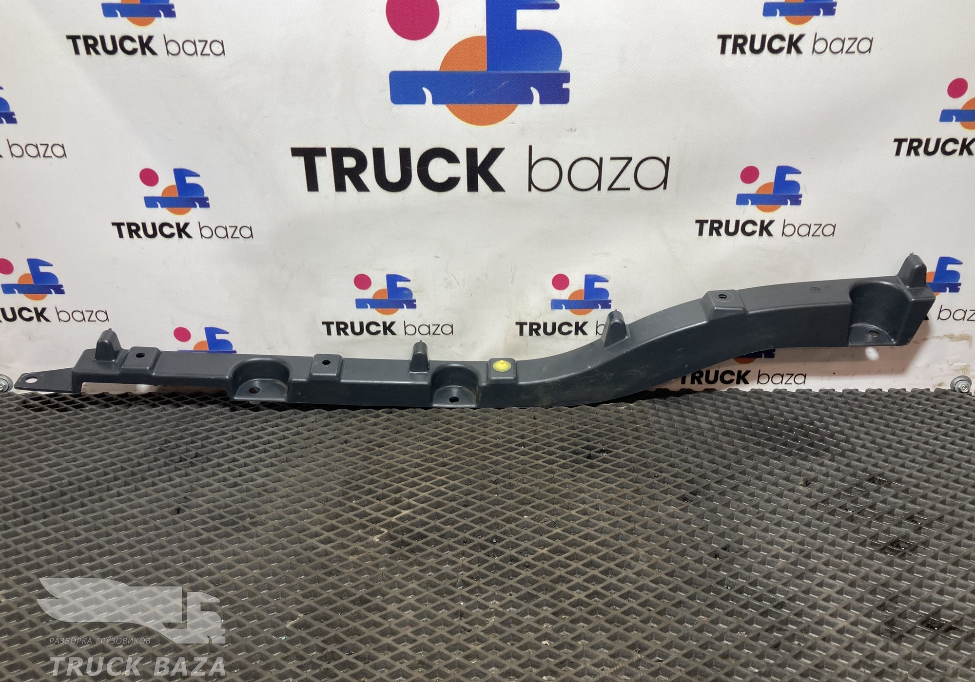 82270692 Накладка корпуса подножек левая для Volvo FH 4 (с 2012)