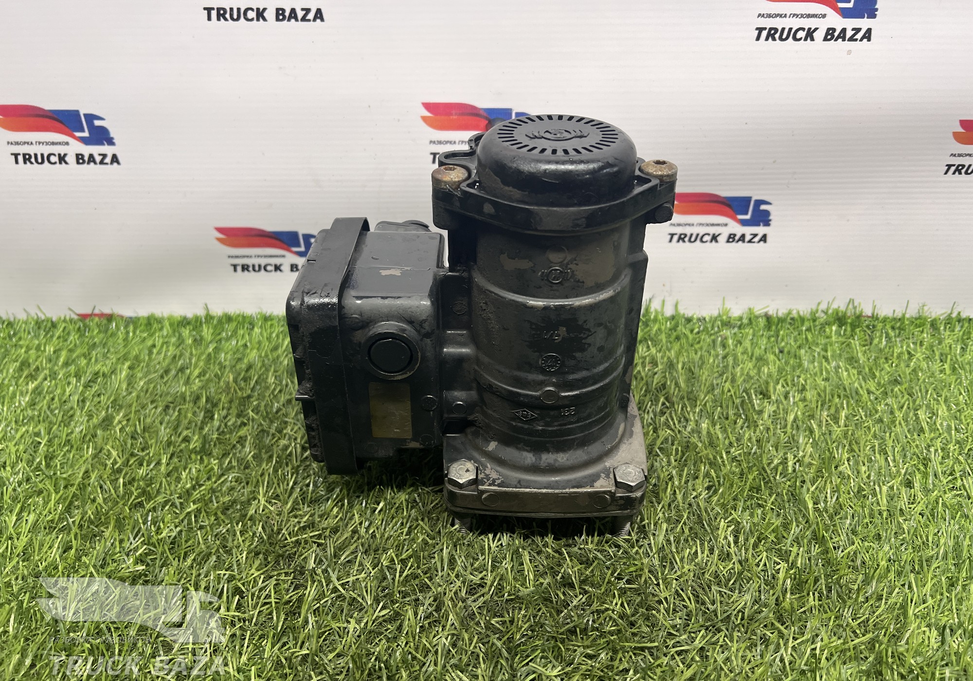 81523016213 Кран управления тормозами прицепа