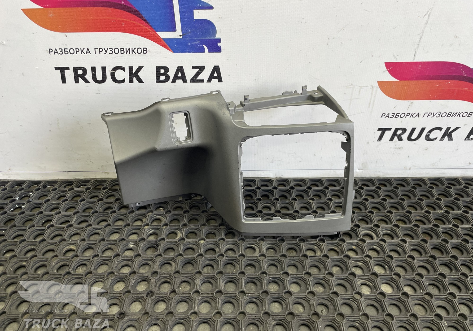 81617016313 Накладка на торпедо правая для Man TGX