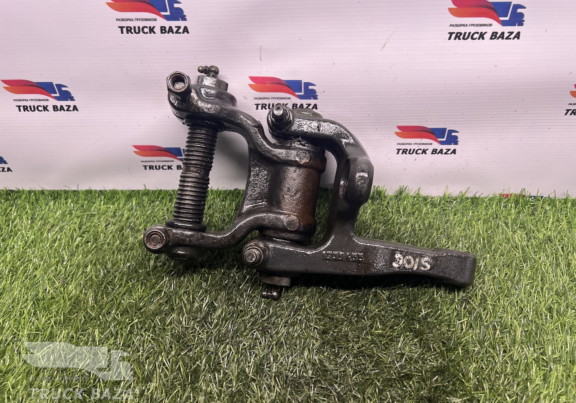 1739455 Кронштейн передней рессоры правый