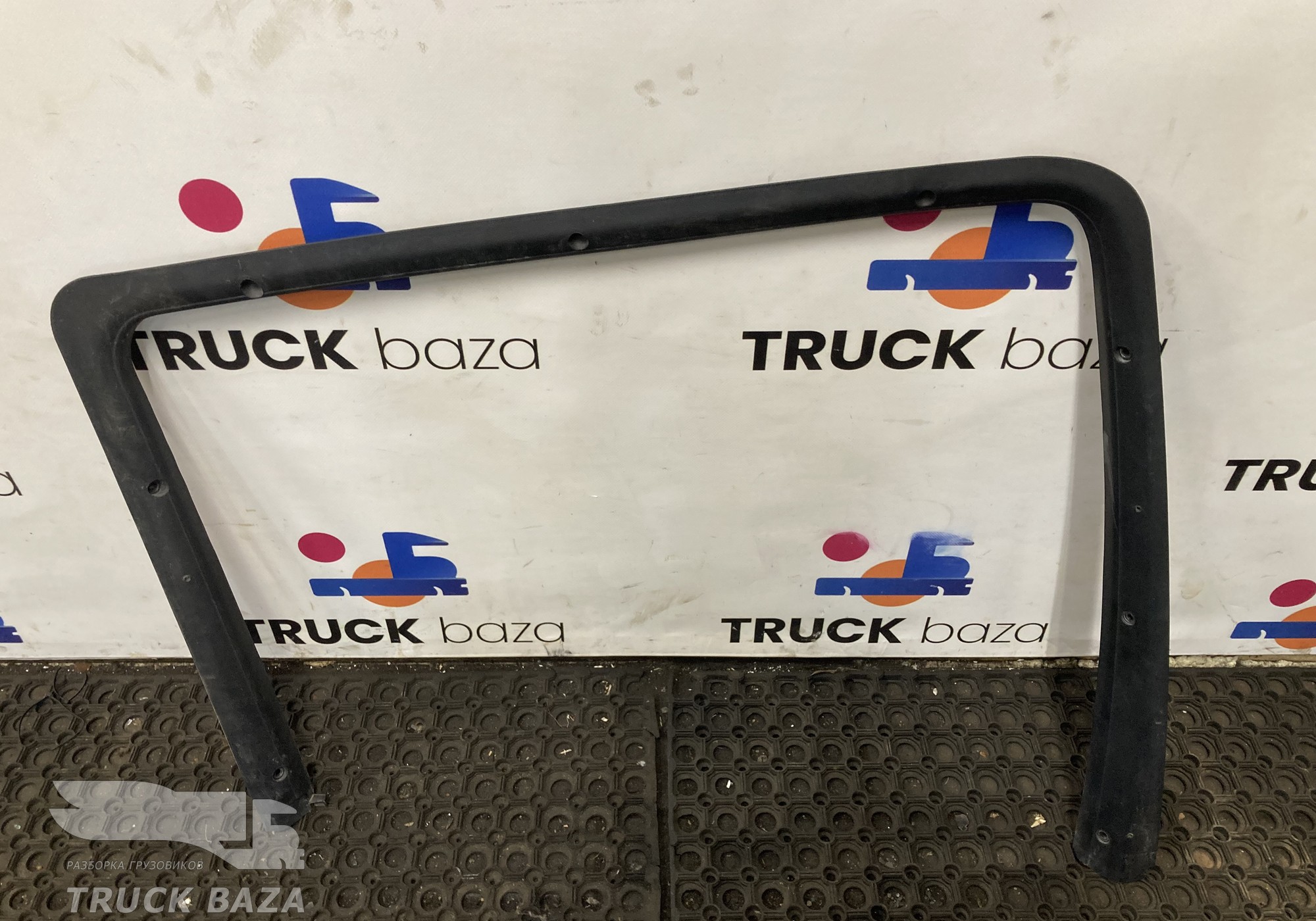 81626300057 Рамка двери левой