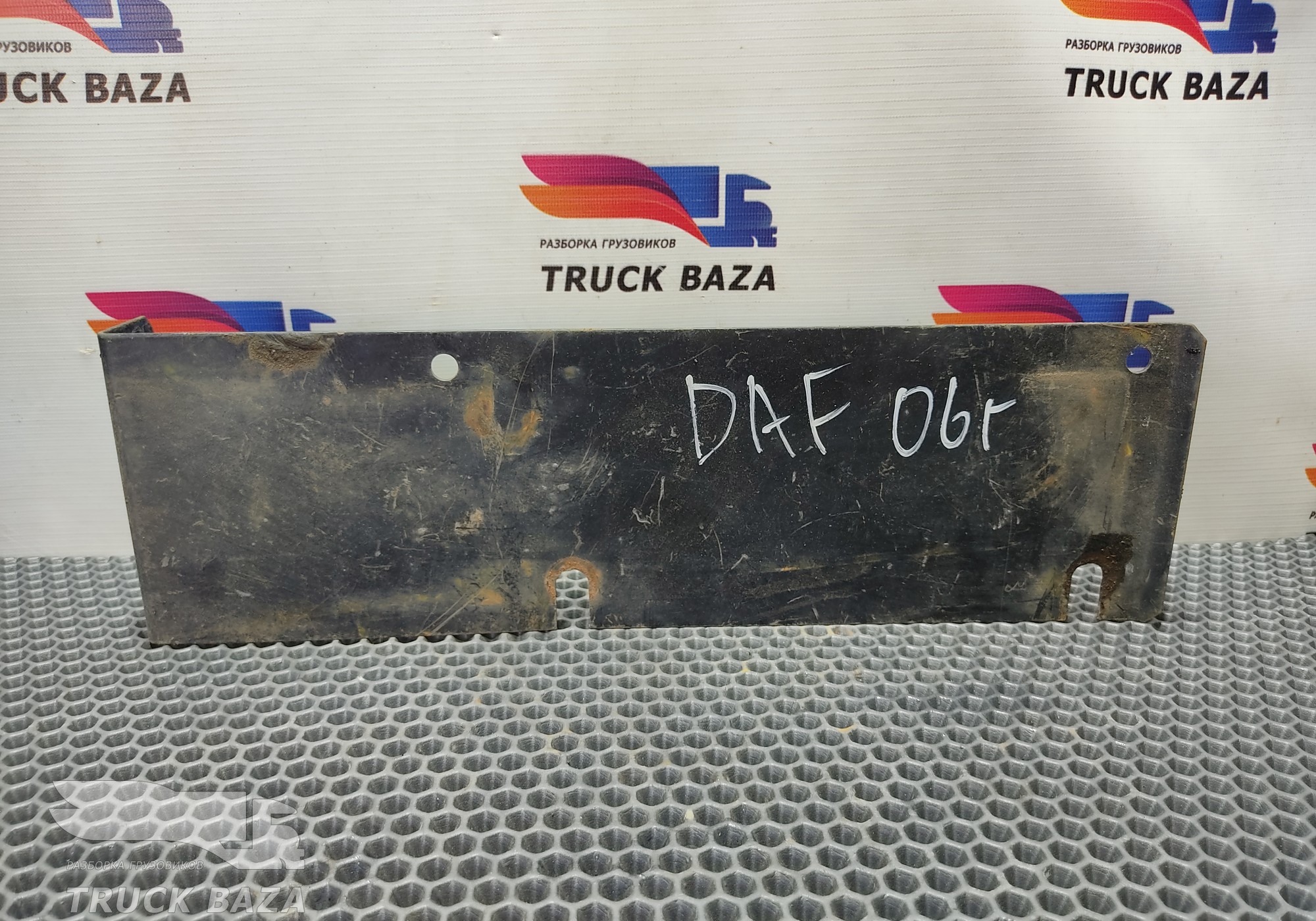 1697314 Кронштейн габарита правого для Daf CF