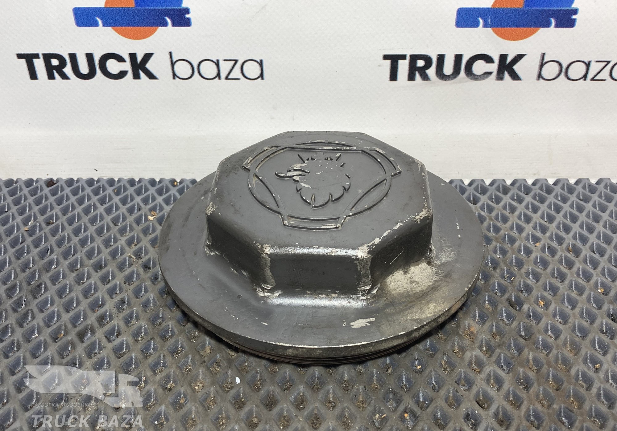 1864221 Крышка передней ступицы