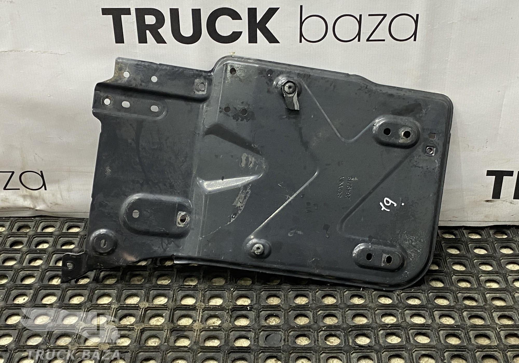 2649718 Кронштейн правой подножки