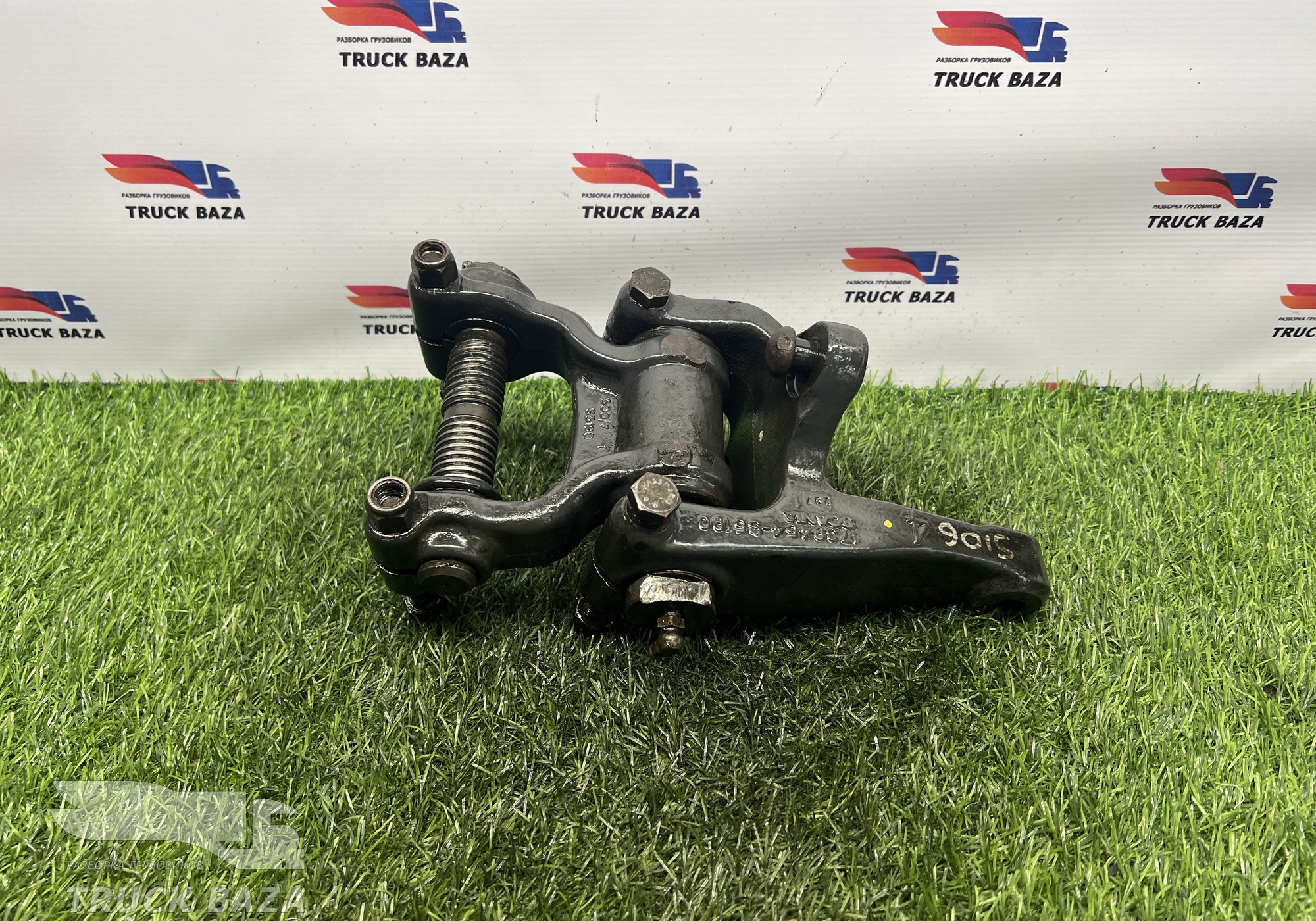 1739454 Кронштейн передней рессоры левый