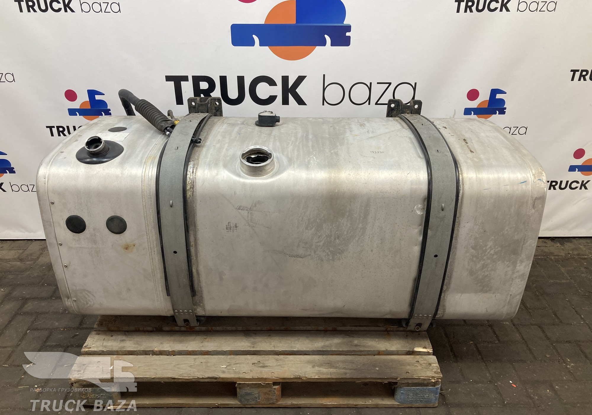 81122015713 Бак топливный 480L